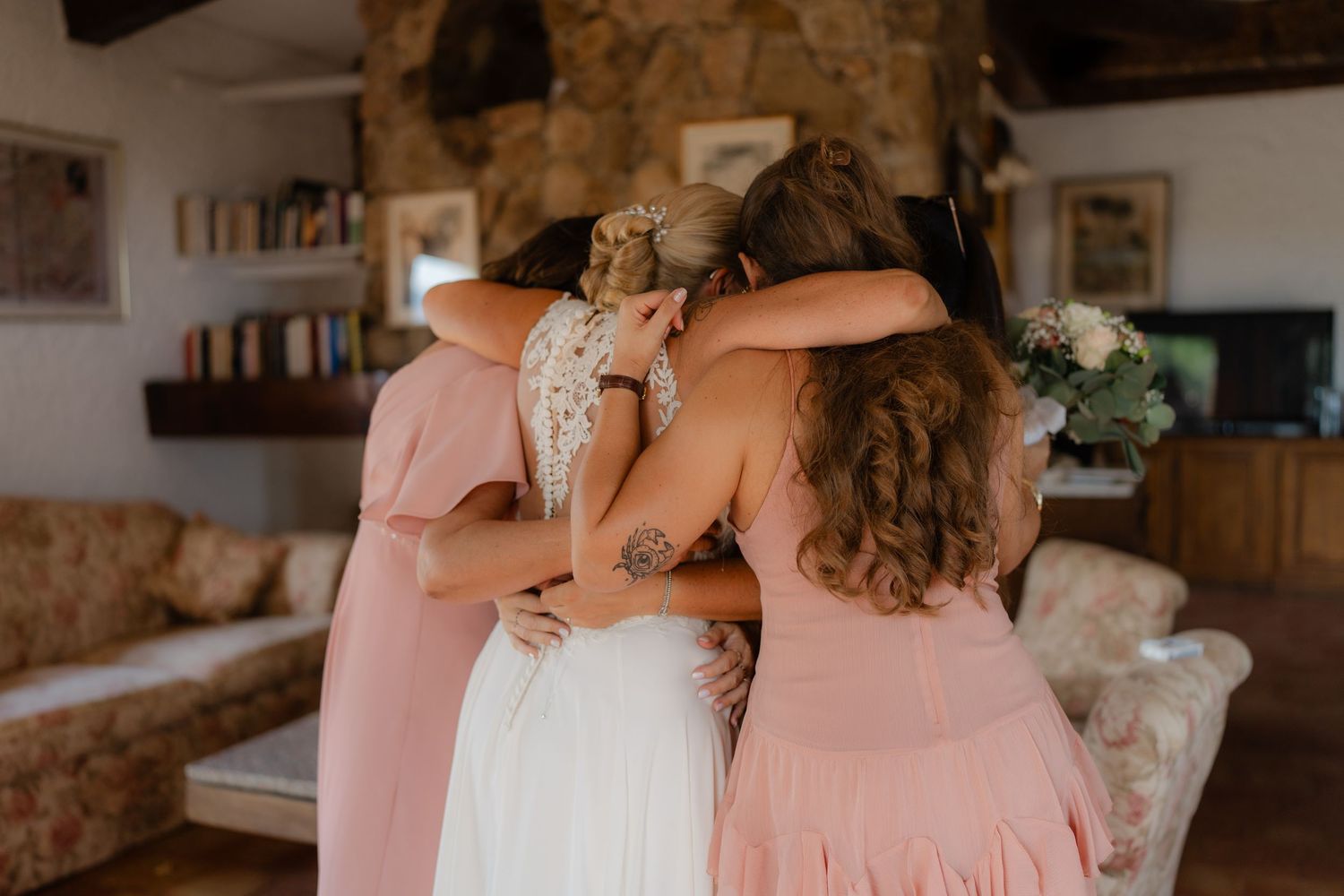 Un moment fort entre amis lors du  mariage de Béatrice à Ajaccio durant les préparatifs.