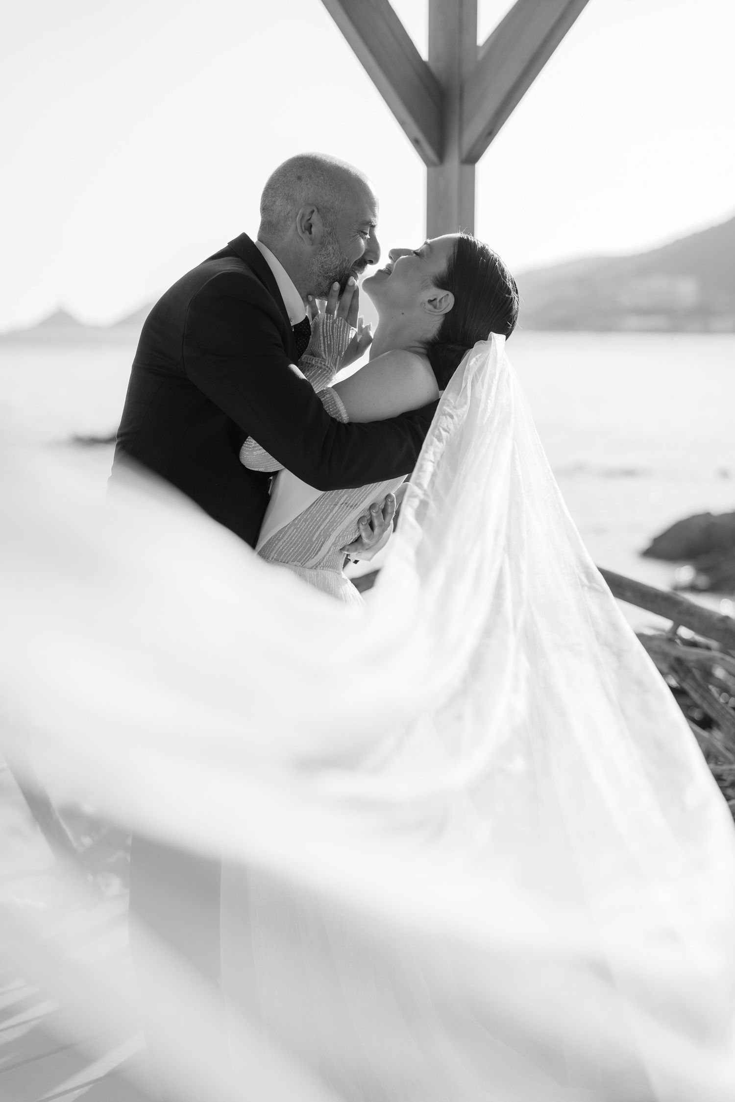 Séquence romantique avec la lumière d'été et un voile magnifique en noir et blanc.