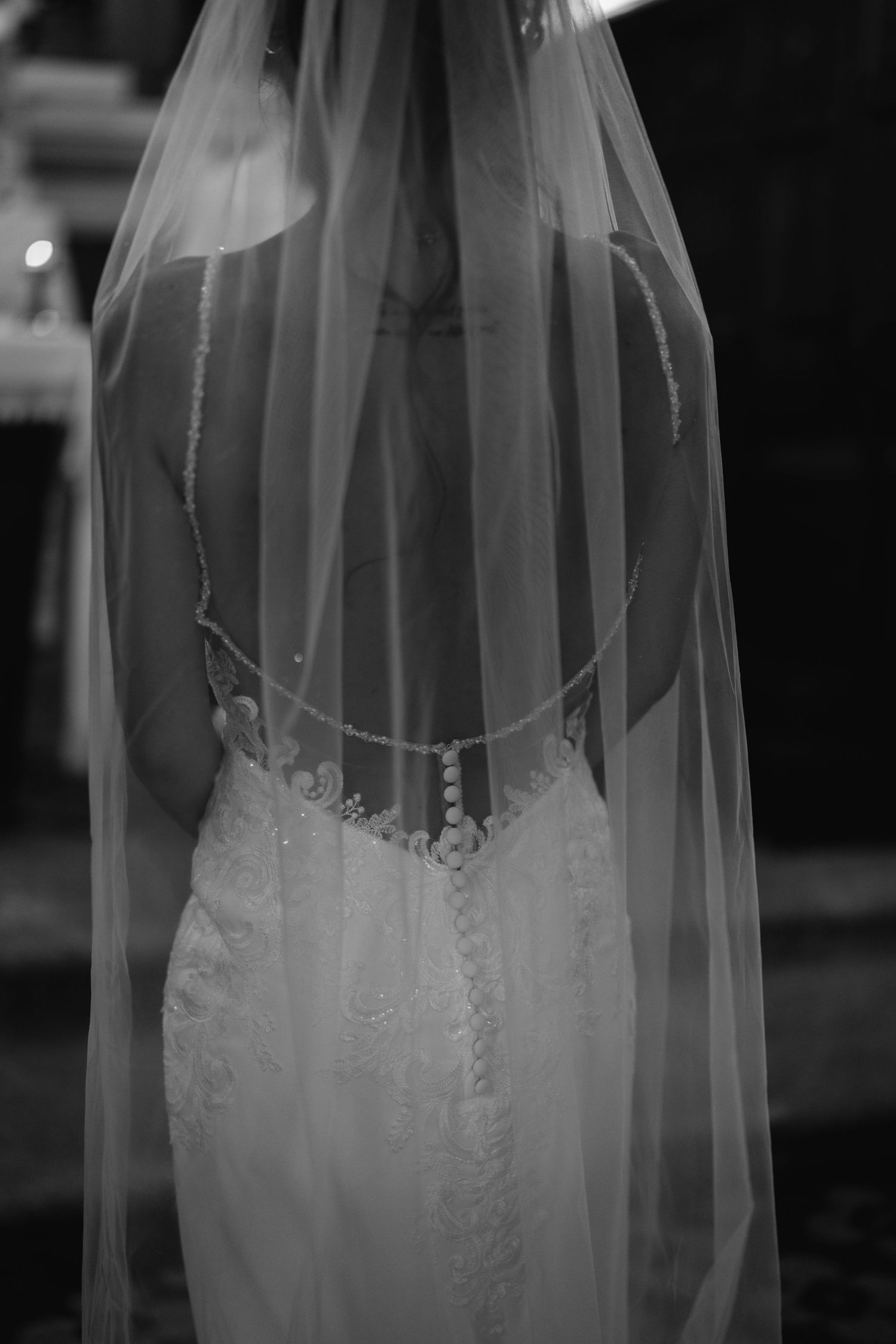 Une mariée de dos en noir et blanc.