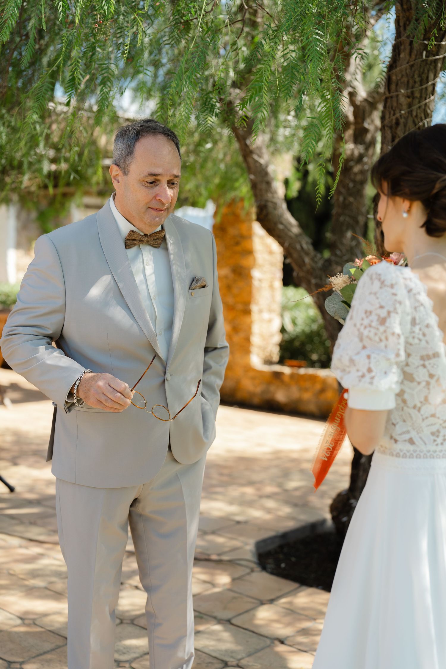 Un moment intime, une rencontre, une étreinte entre un papa et sa fille lorsqu'il la découvre en robe de mariée.