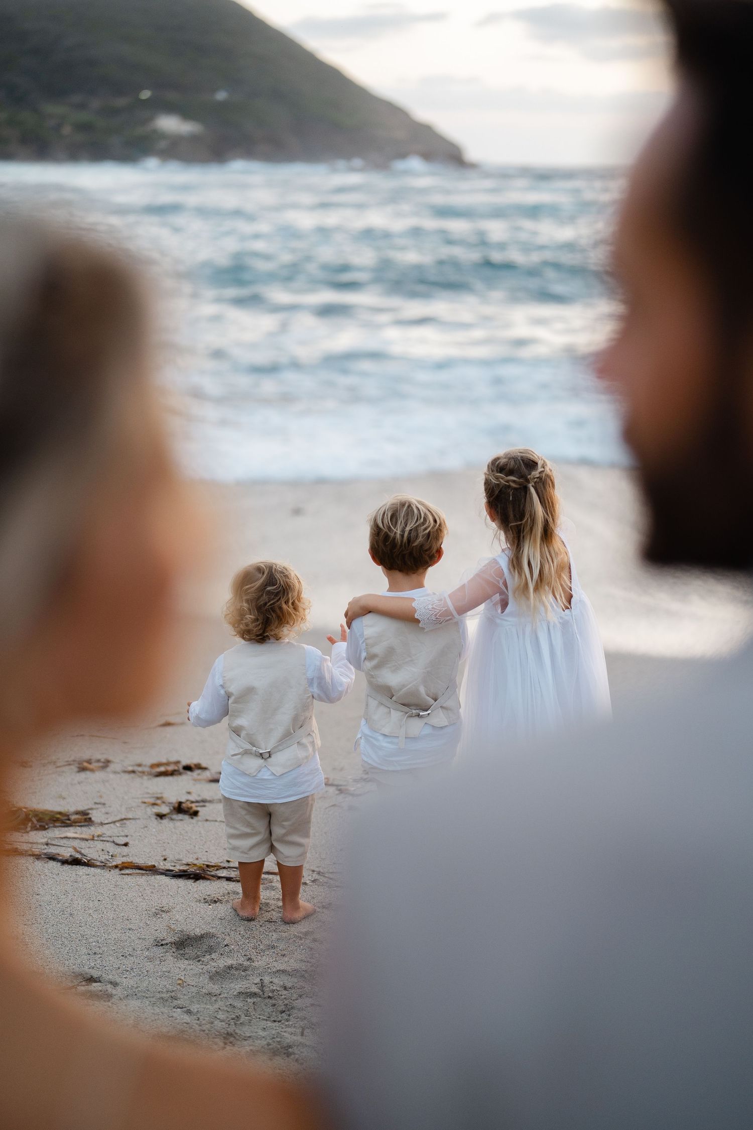 Un couple romantique autour du Sunset et leur enfant.