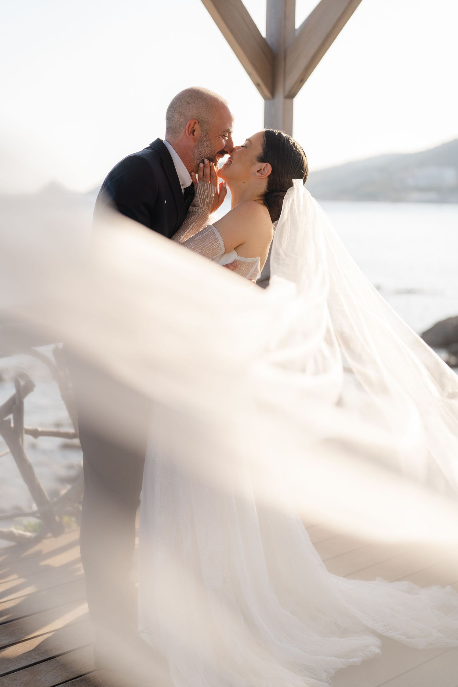 Séquence romantique avec la lumière d'été et un voile magnifique.