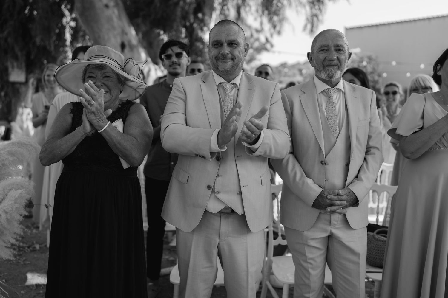 Un moment fort en émotion capturé en noir et blanc durant la cérémonie laïque en Corse.