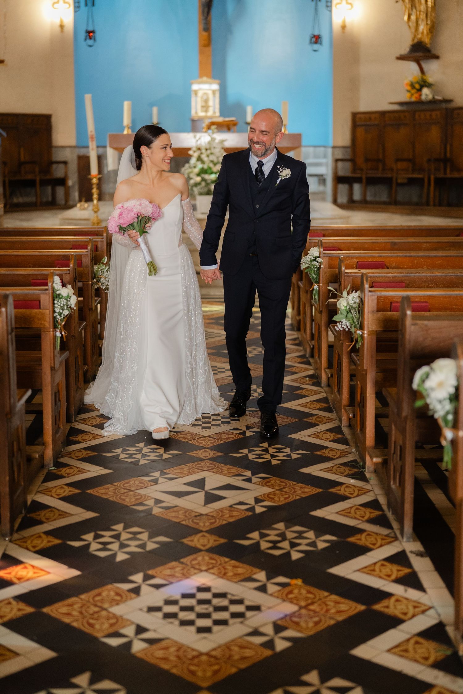 Un couple qui marche dans l'allée centrale de l'Eglise à Ajaccio en Corse.