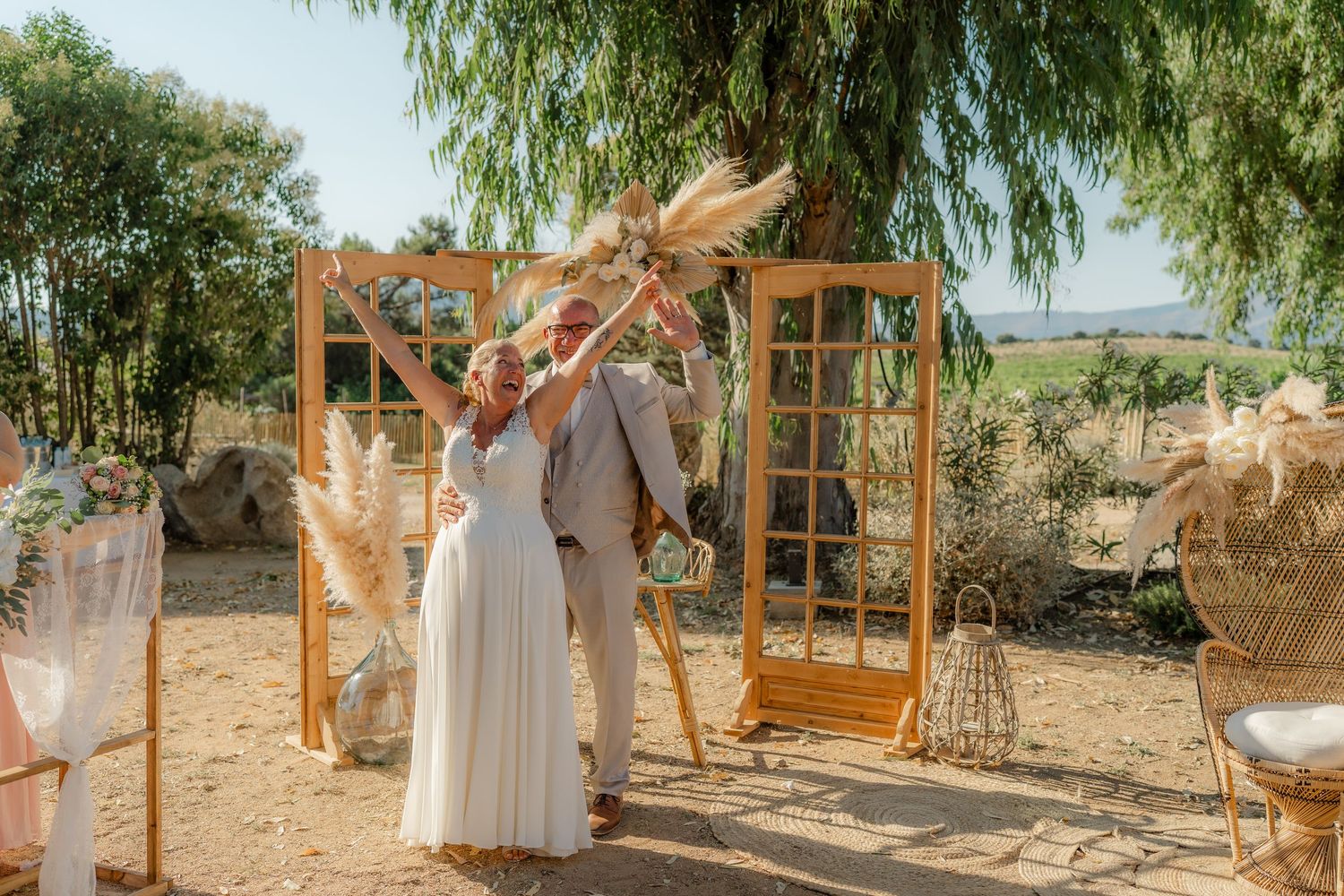 Un couple heureux à la sortie de leur cérémonie laïque.