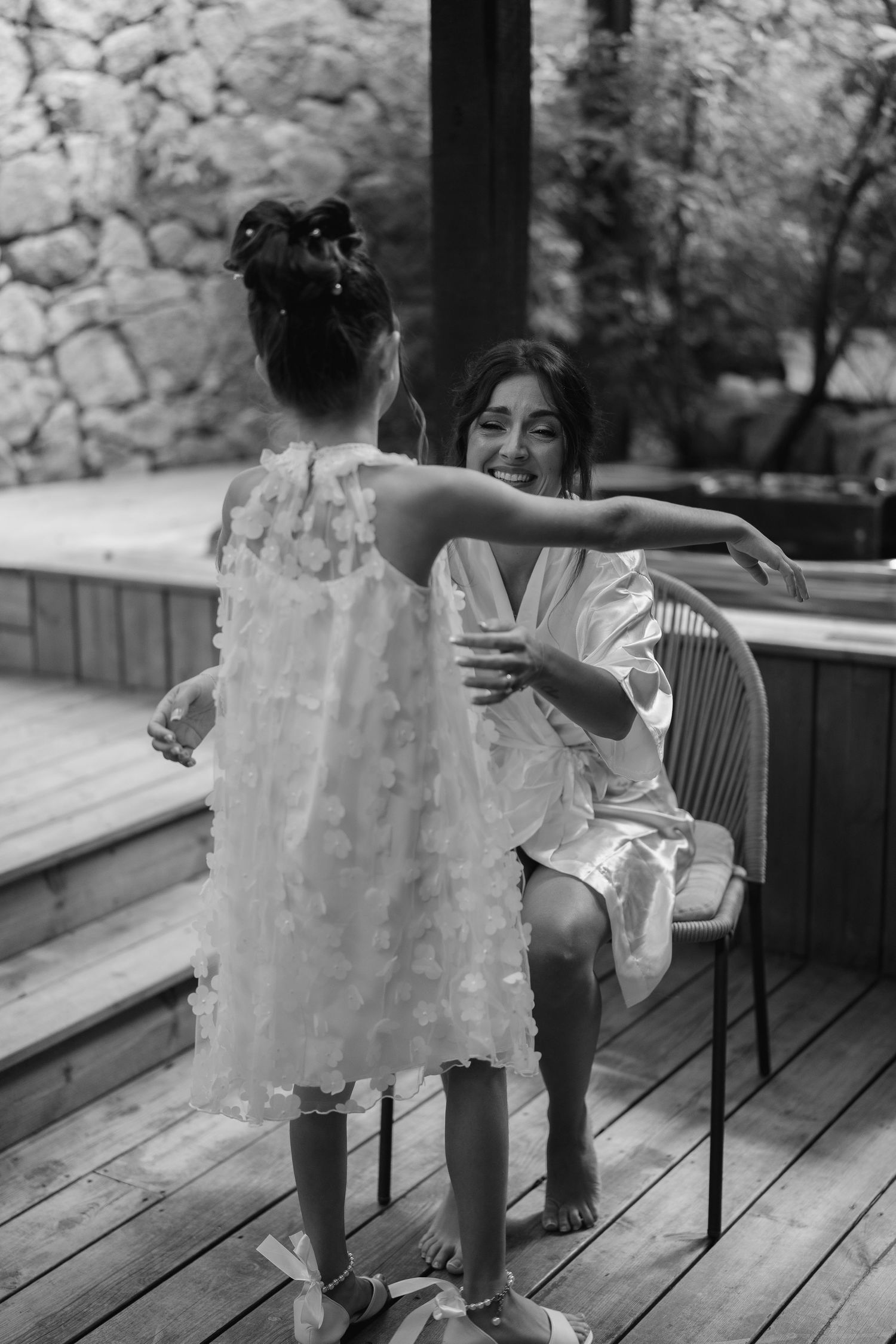 Un moment complice et émouvant  entre une mariée et sa fille.