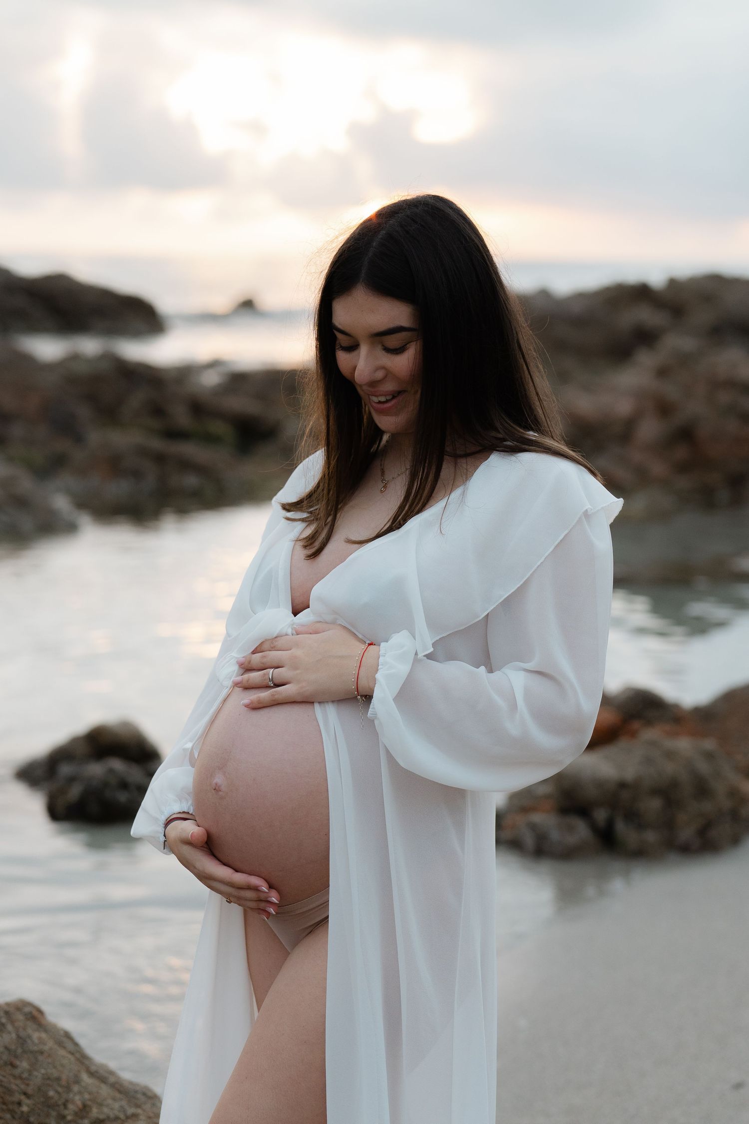 Une future maman magnifique sur la plage de Capo di Feno à Ajaccio.
