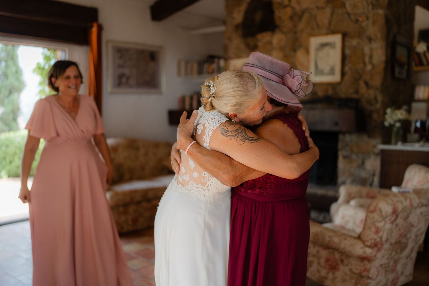Un moment fort entre une maman et sa fille lors de son mariage à Ajaccio durant les préparatifs.