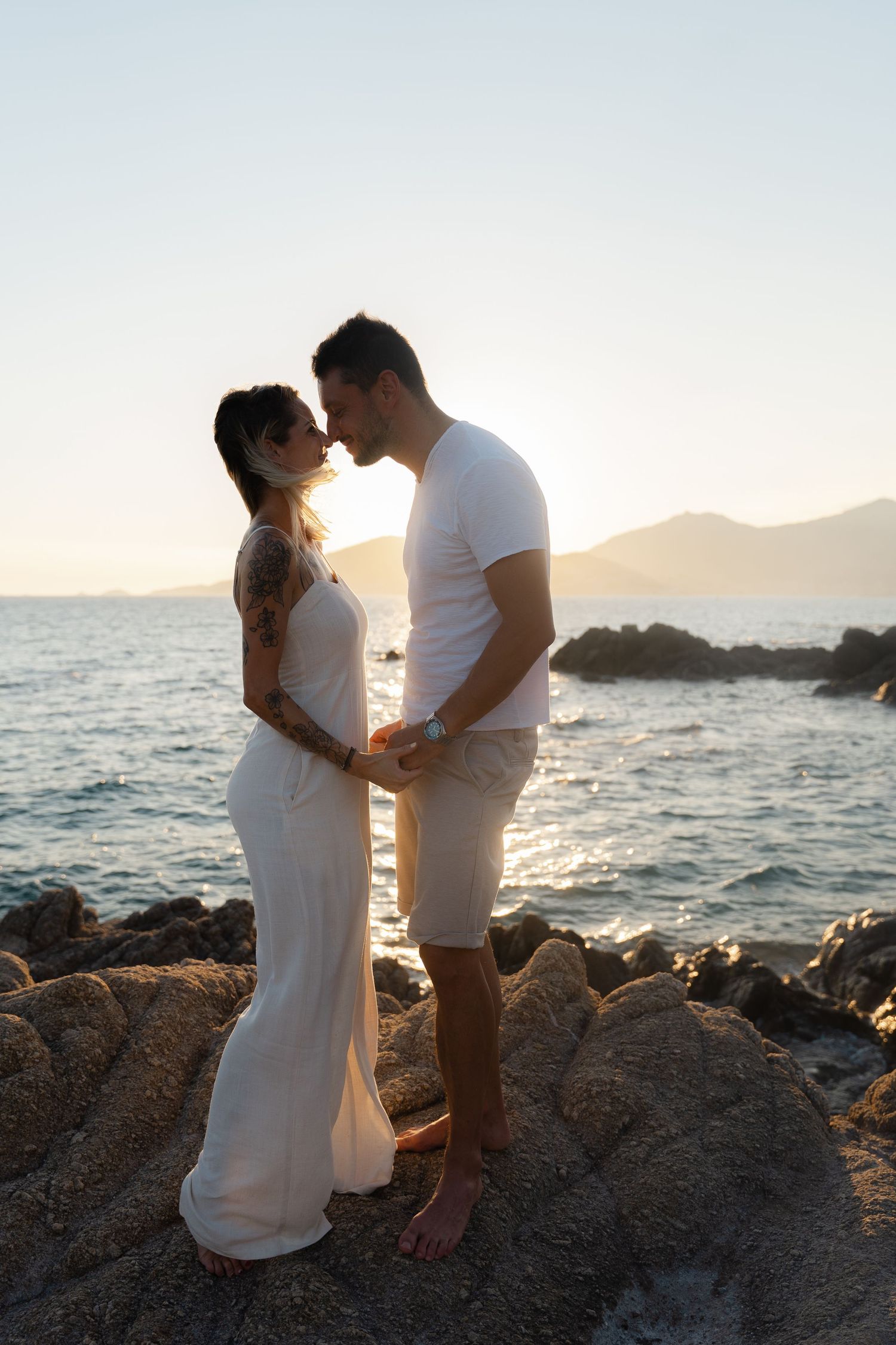 Un couple romantique au coucher du soleil.