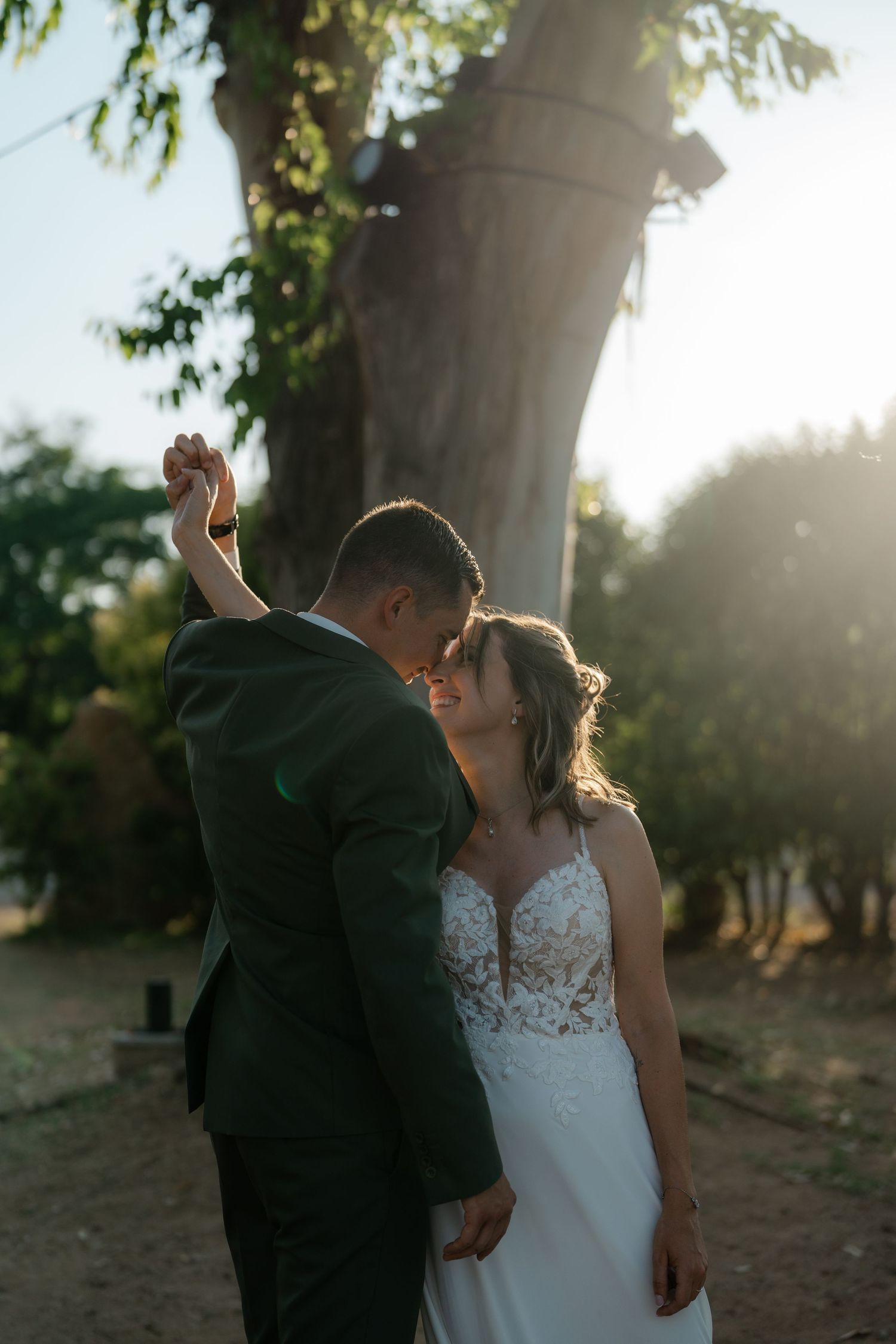 Des amoureux qui s'enlacent autour d'arbres.