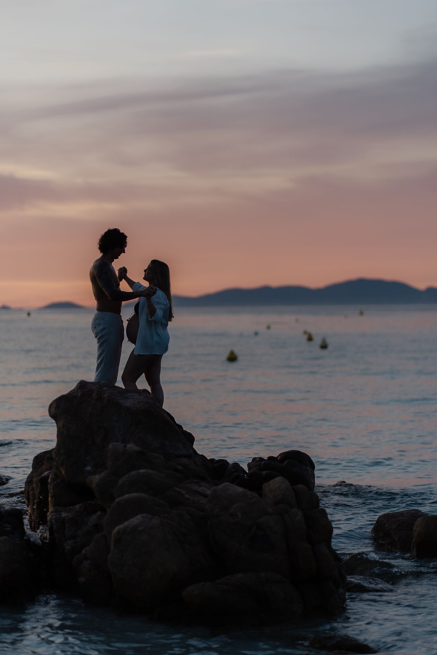 Un shooting romantique à la plage.