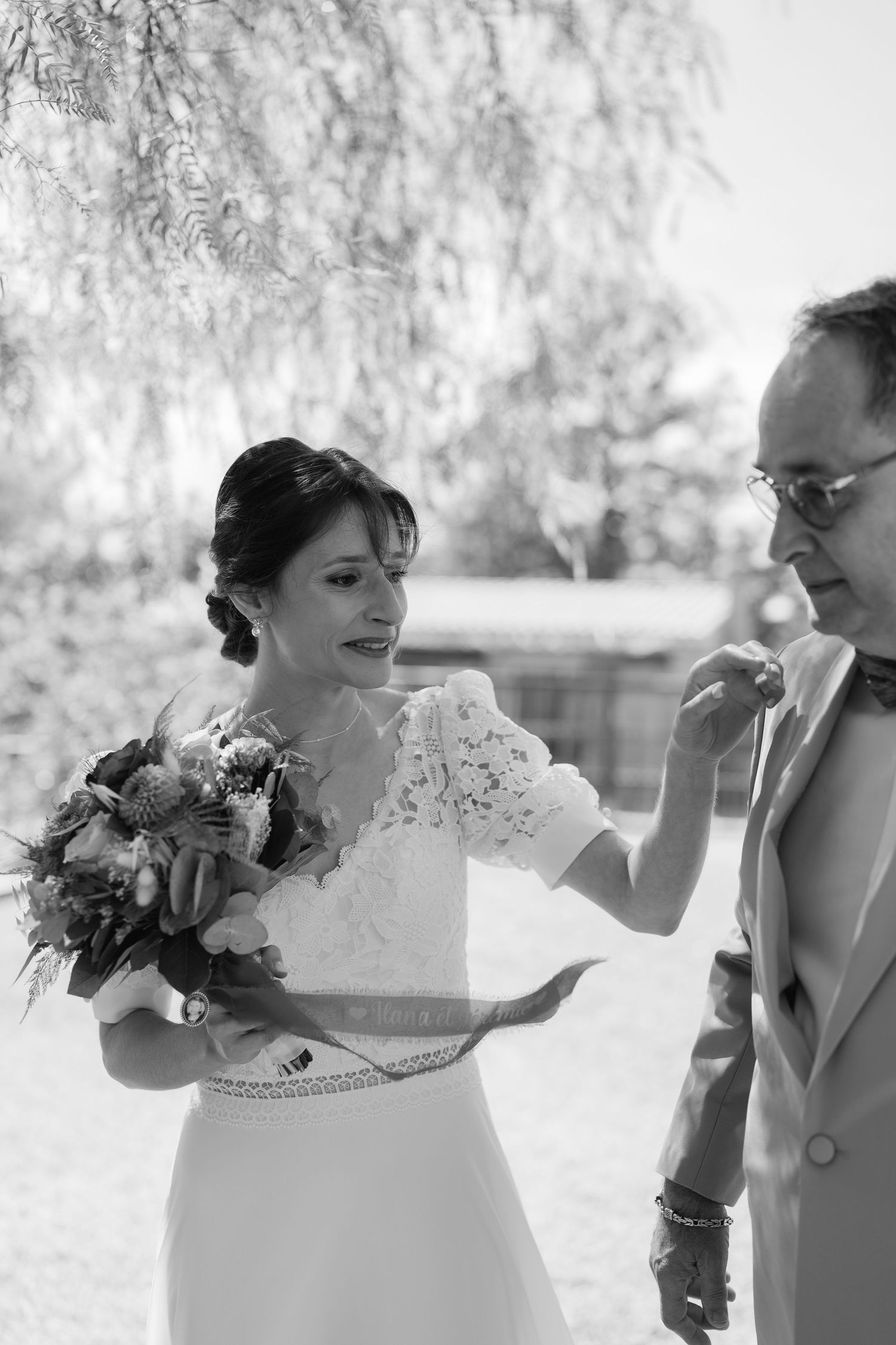 Un moment intime, une rencontre, une étreinte entre un papa et sa fille lorsqu'il la découvre en robe de mariée.