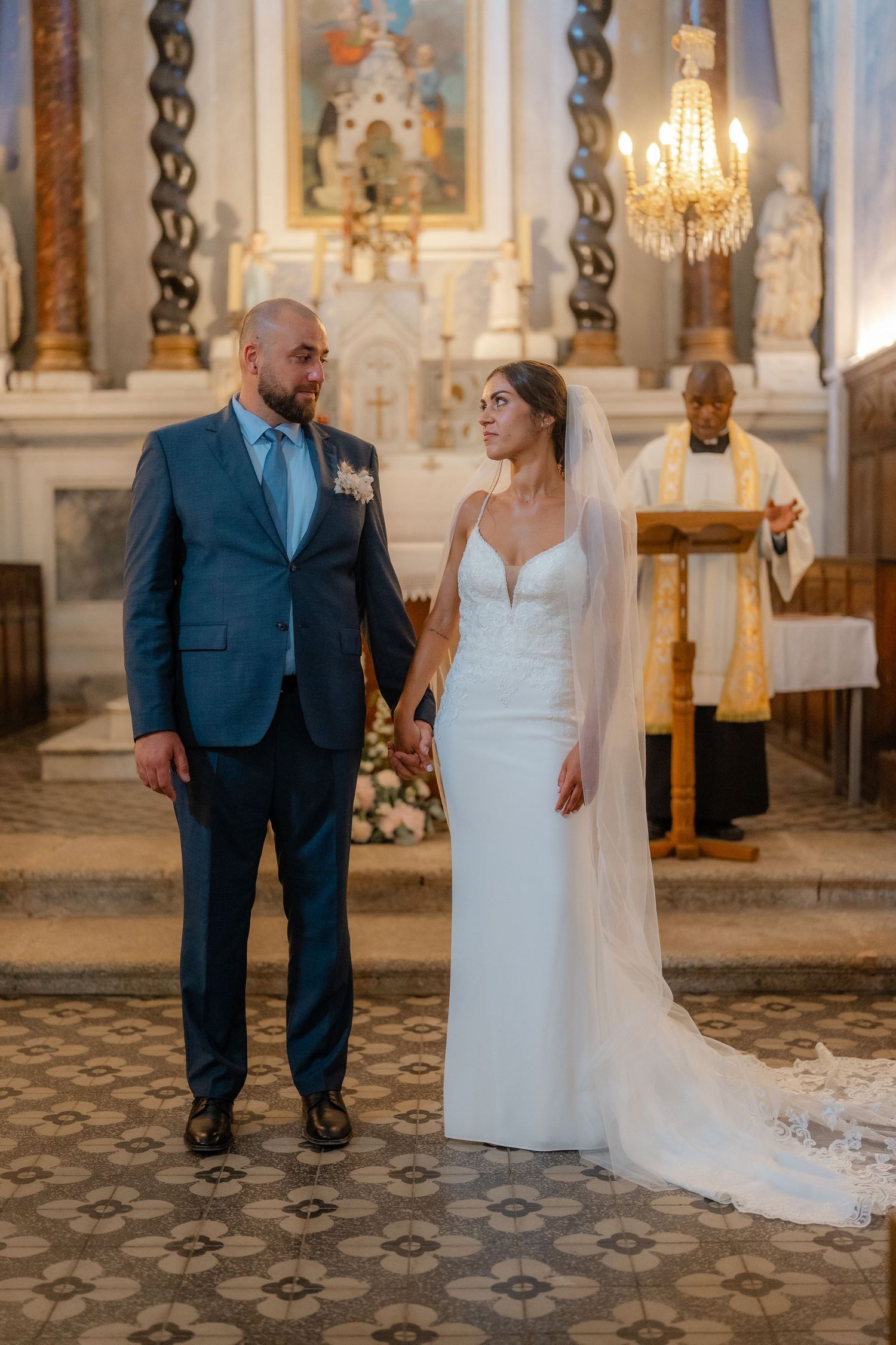Un couple magnifique dans une belle église en Corse.