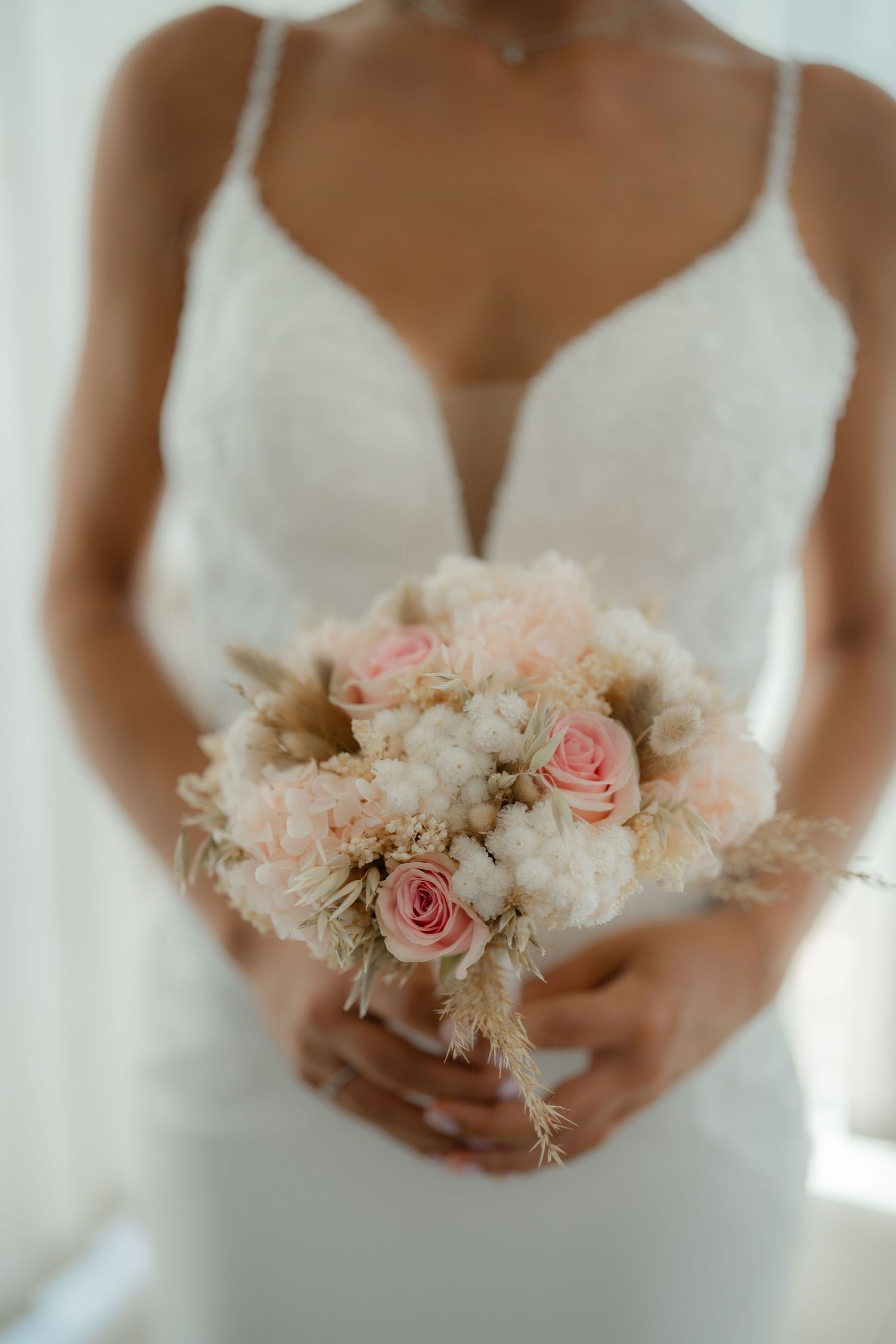 Un bouquet délicat et poudré, romantique et éternel pour ma mariée d'Ajaccio.