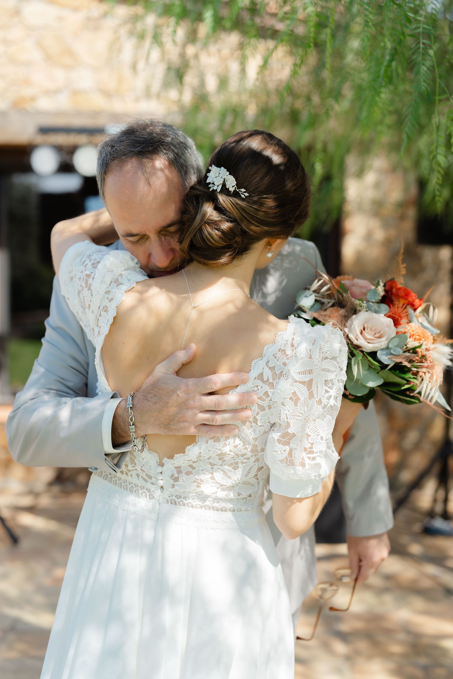Un moment très émouvant entre le papa et la mariée lorsqu'il découvre sa fille.