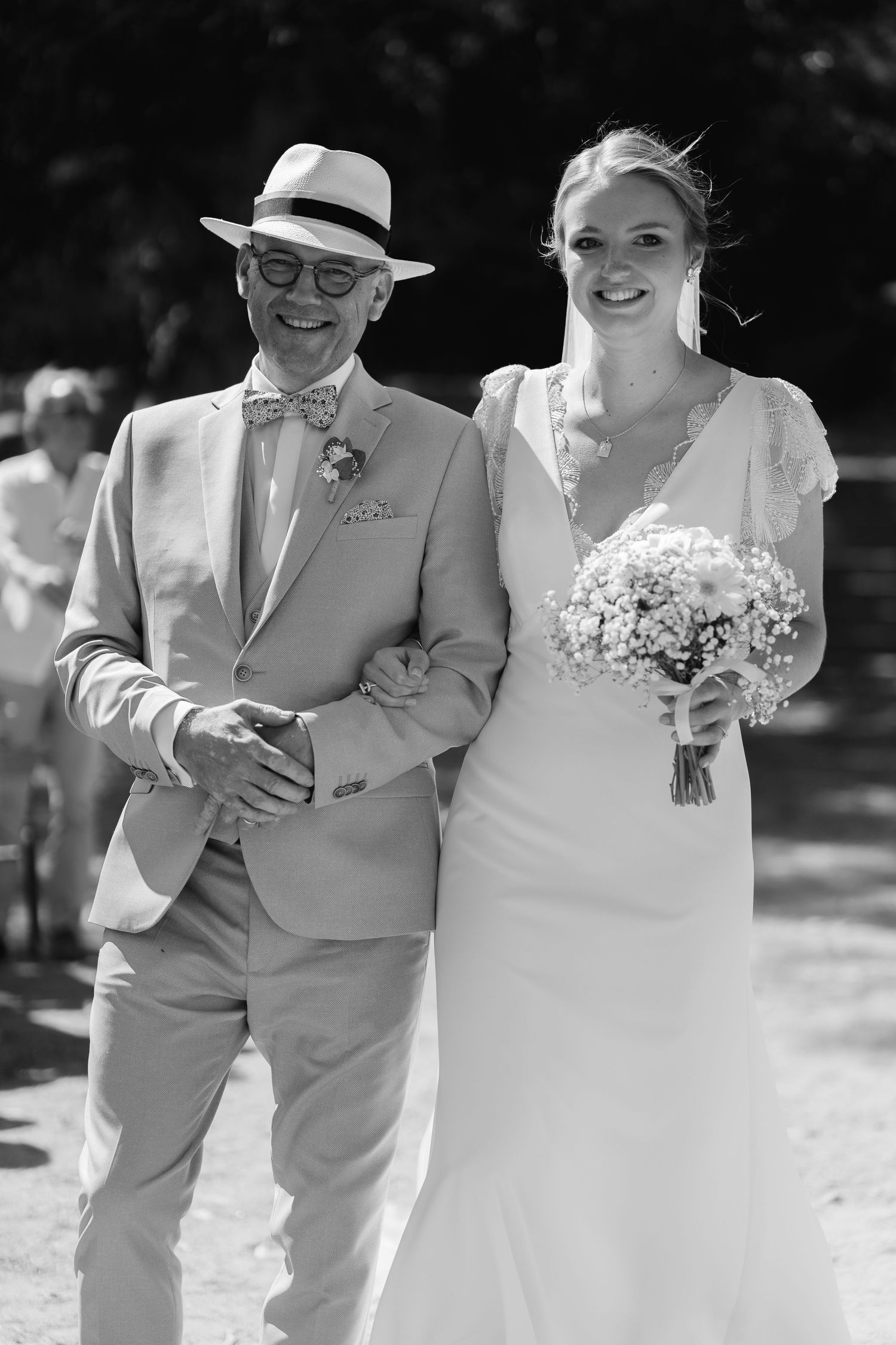 Un papa et sa fille lors de l'entrée dans l'église en plein air de Bonifacio.