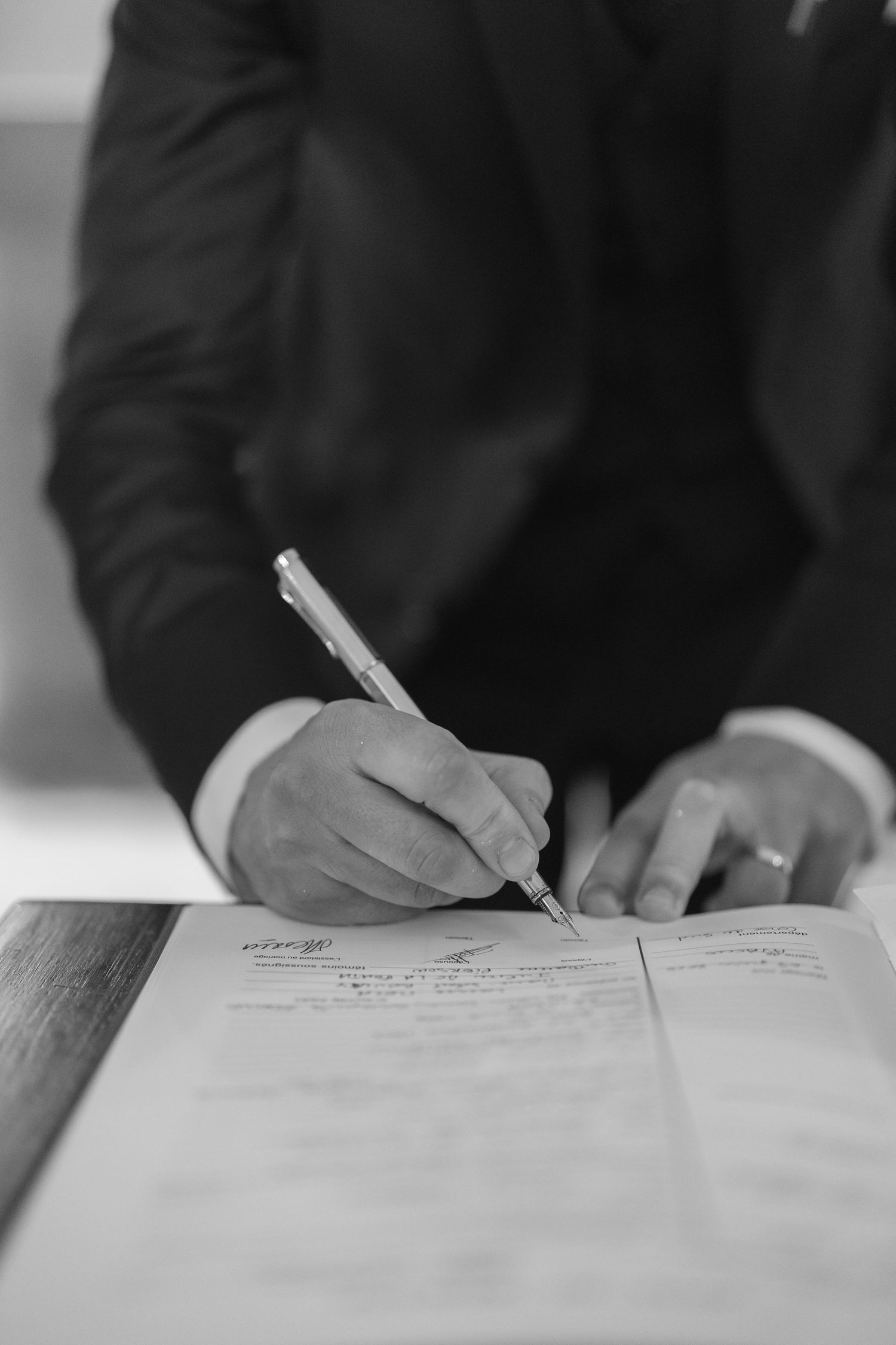 Le marié qui signe les registres à Ajaccio en corse.