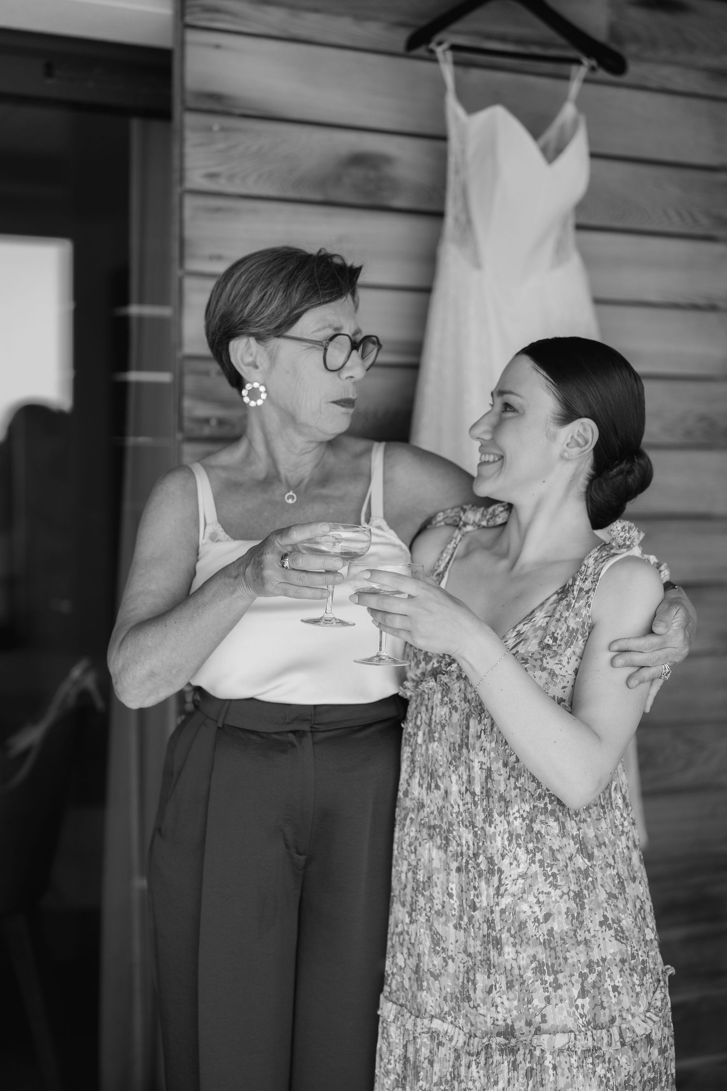 Un moment complice entre une mère et sa fille.