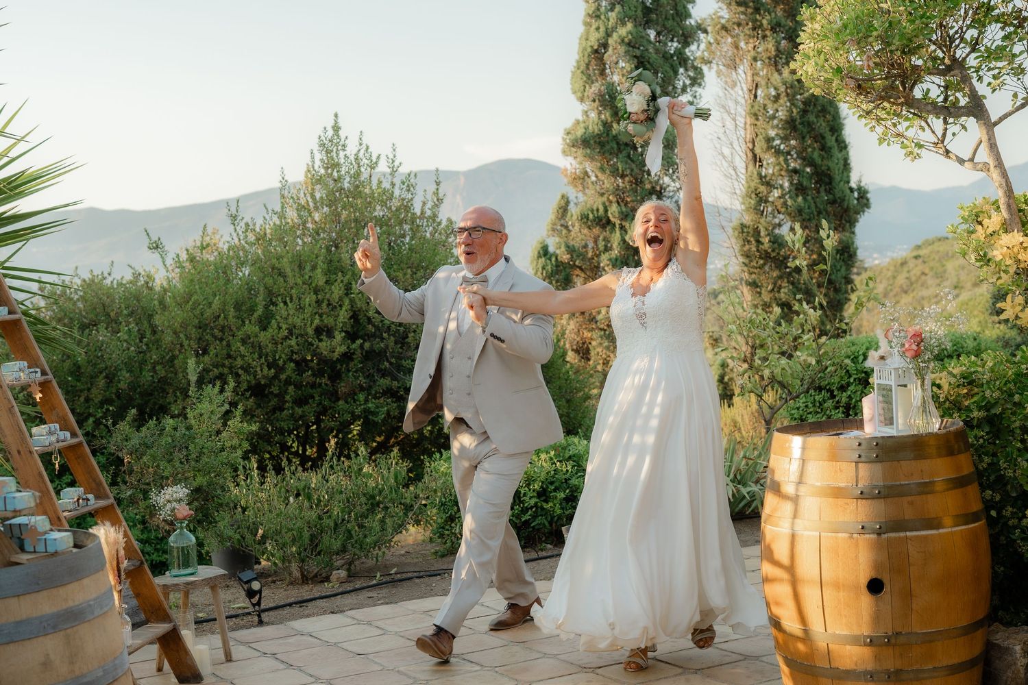 Un couple joyeux à Ajaccio lors de leur entrée sur le domaine au coeur des vignes.