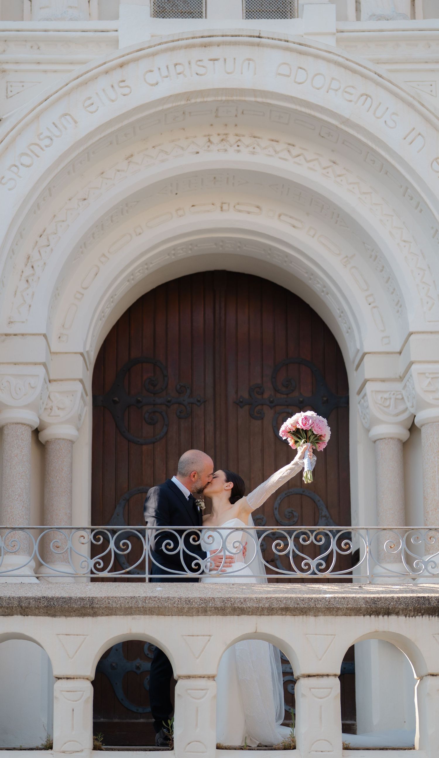 Un magnifique couple à Ajaccio qui pose devant une église.