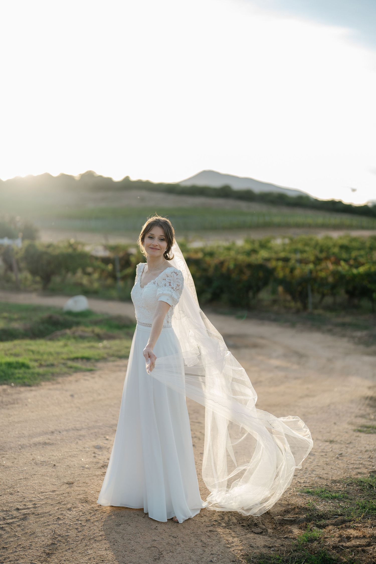 Ma jolie mariée au coeur des vignes au coucher du soleil.