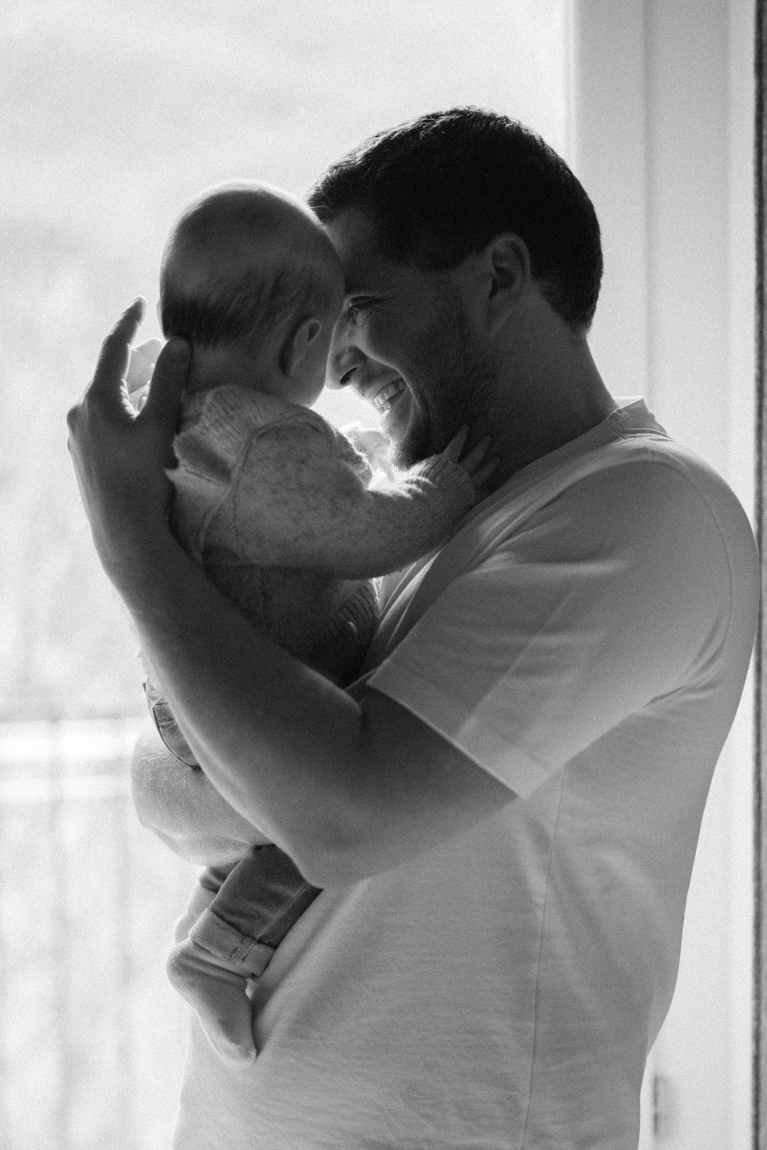 Tendre moment entre une fille et son papa.