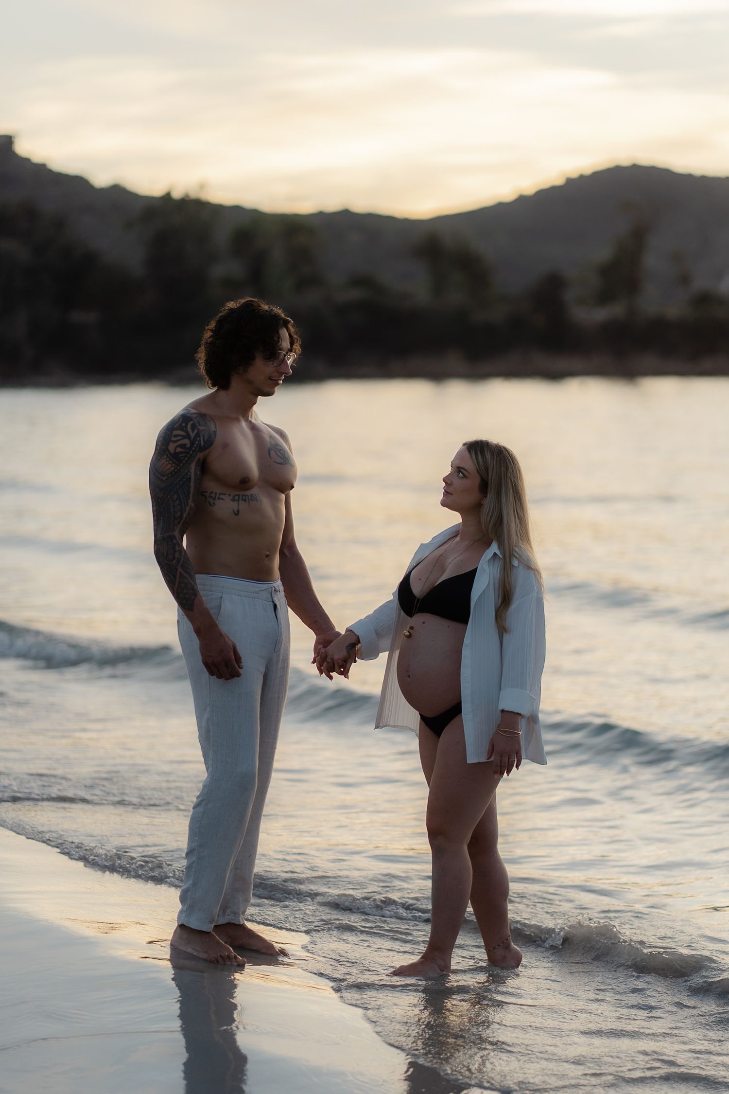 Un shooting romantique à la plage.