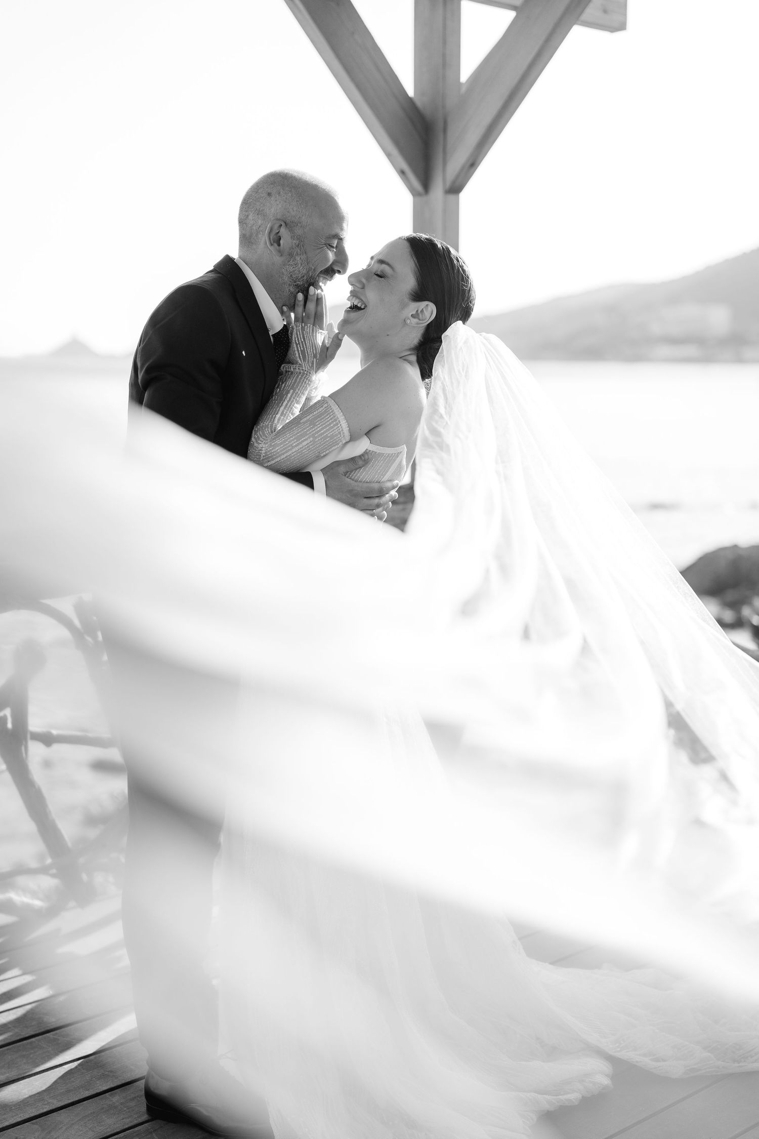 Séquence romantique avec la lumière d'été et un voile magnifique.