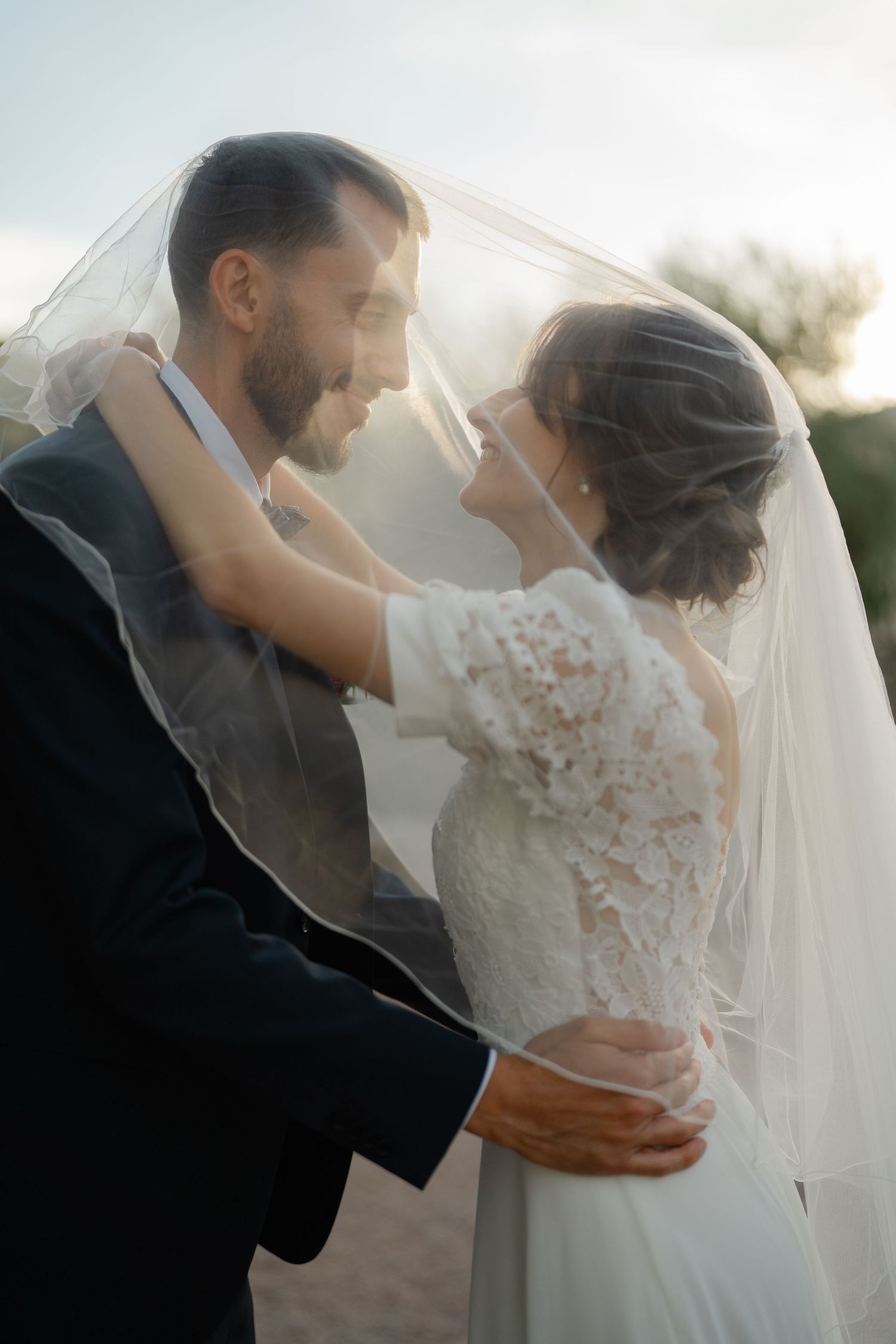 Une séance photo pleine d'émotion sous les lumière du voile de la mariée.