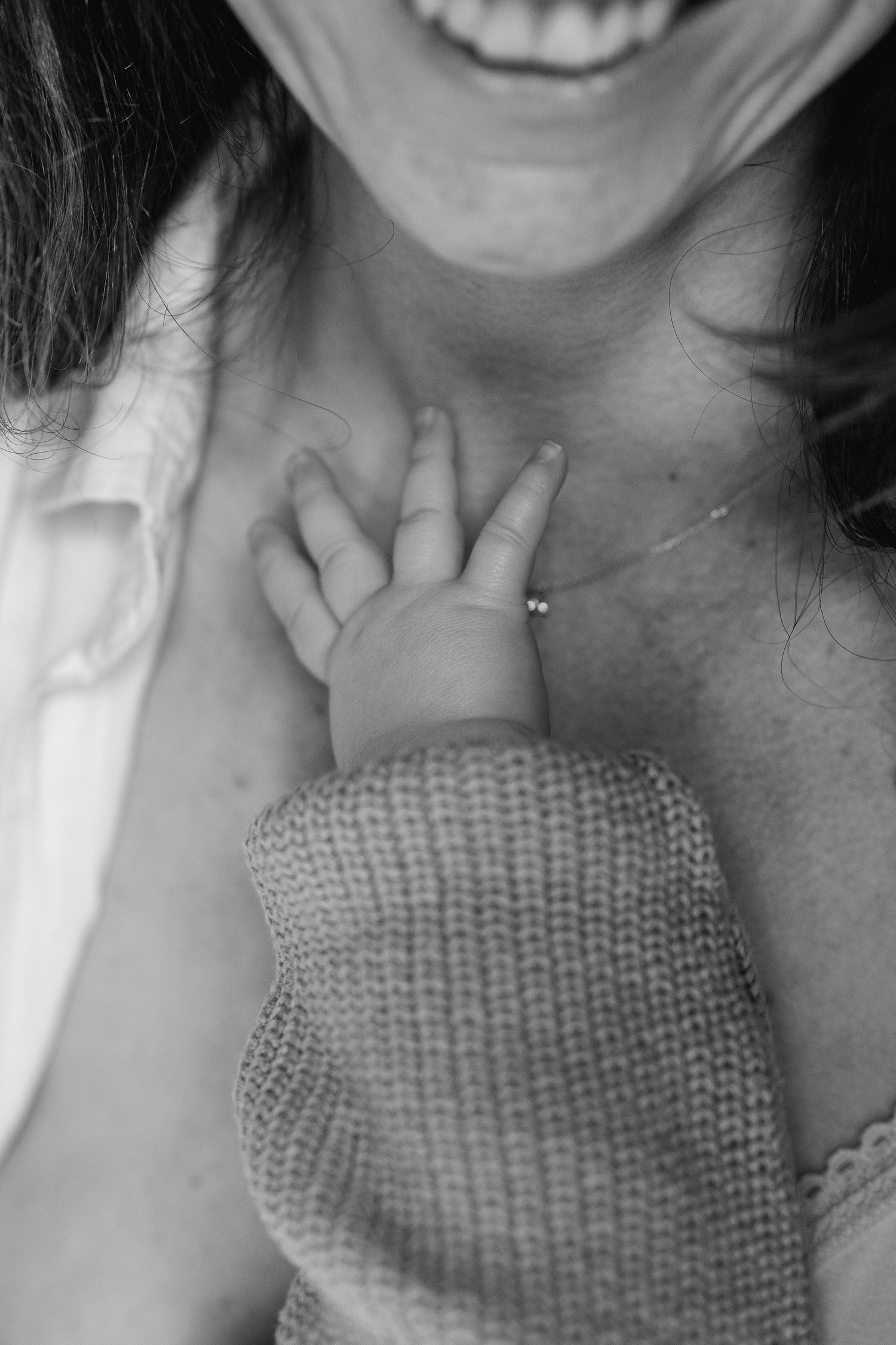 Moment calin entre une maman et sa fille.