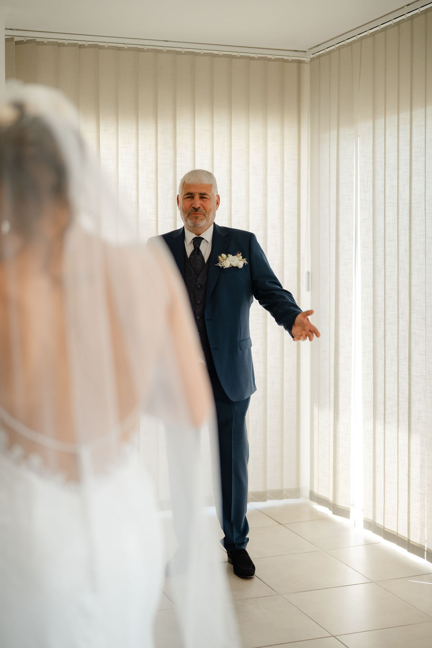 Un moment fort entre une maman et sa fille lors de son mariage à Ajaccio durant les préparatifs.