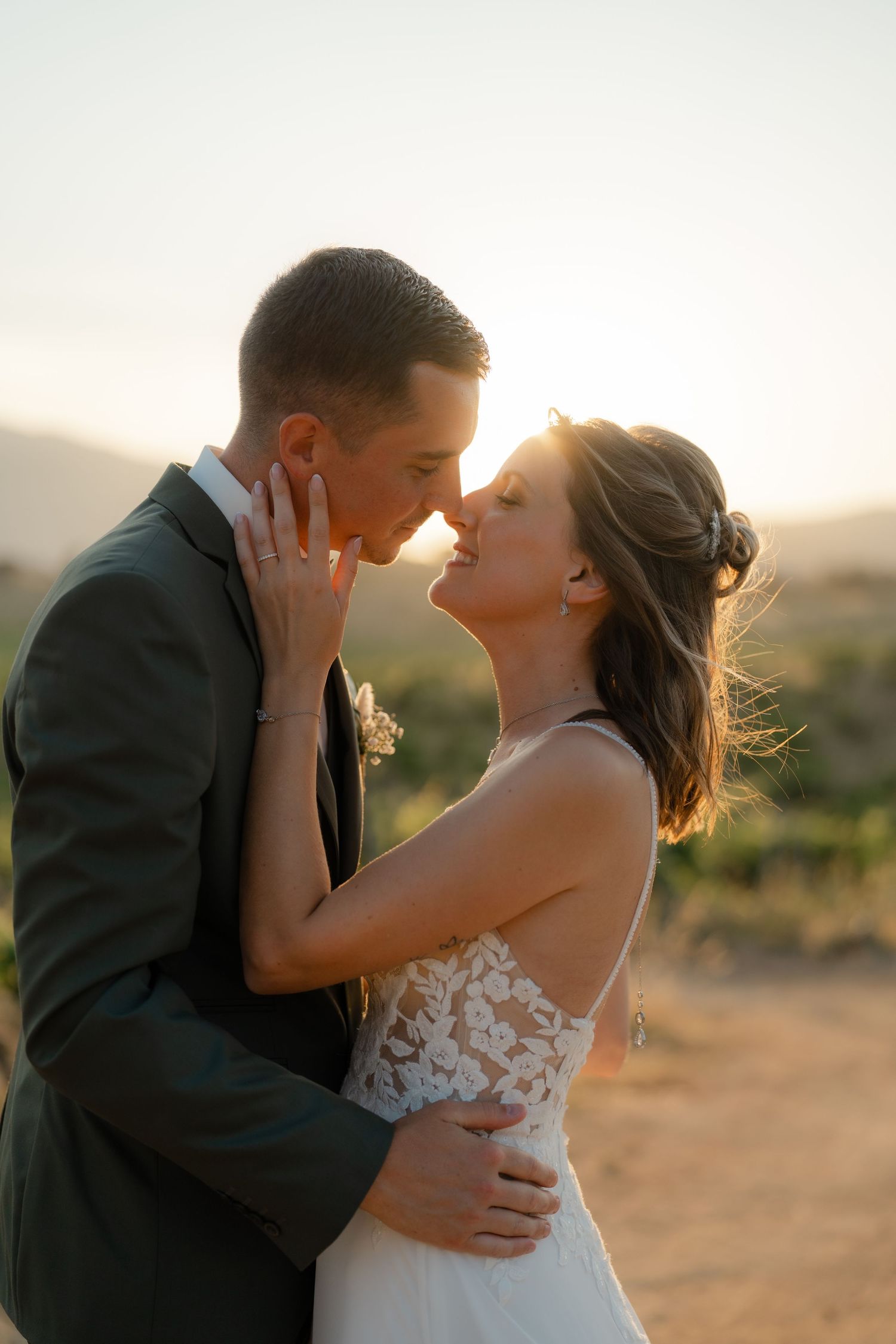 Séquence romantique avec la lumière d'été au coeur des vignes.