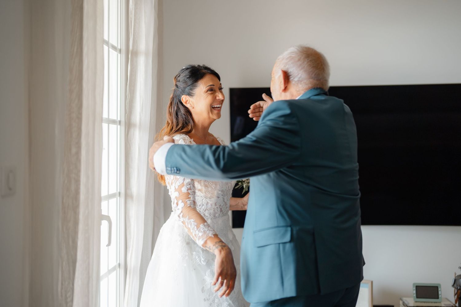 Un moment intime, une rencontre, une étreinte entre un papa et sa fille lorsqu'il la découvre en robe de mariée.