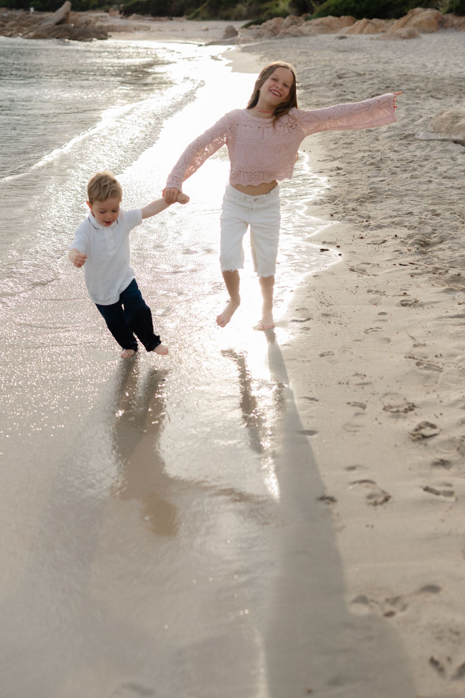 Des rires entre frères et soeurs sur la plage.