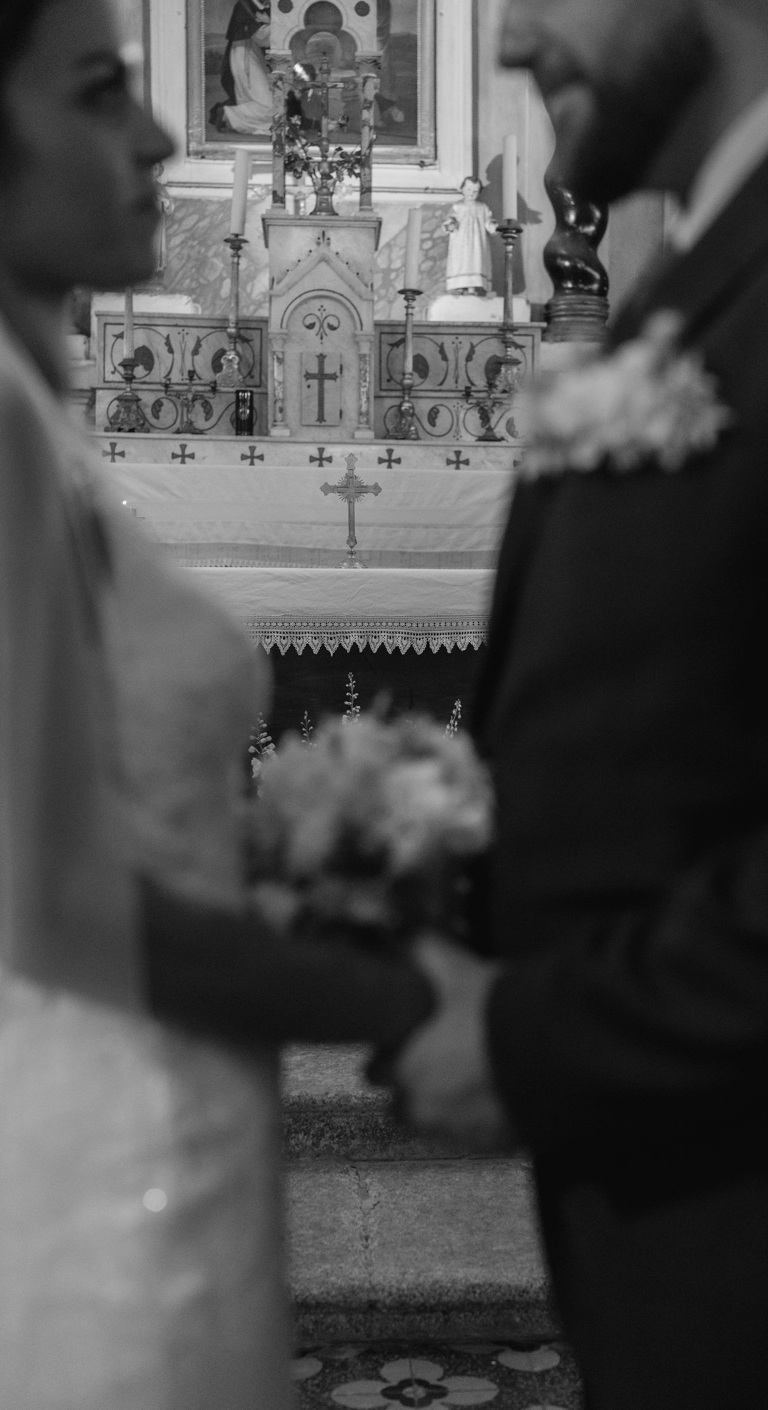 Moment suspendu en noir et blanc dans une église en Corse.