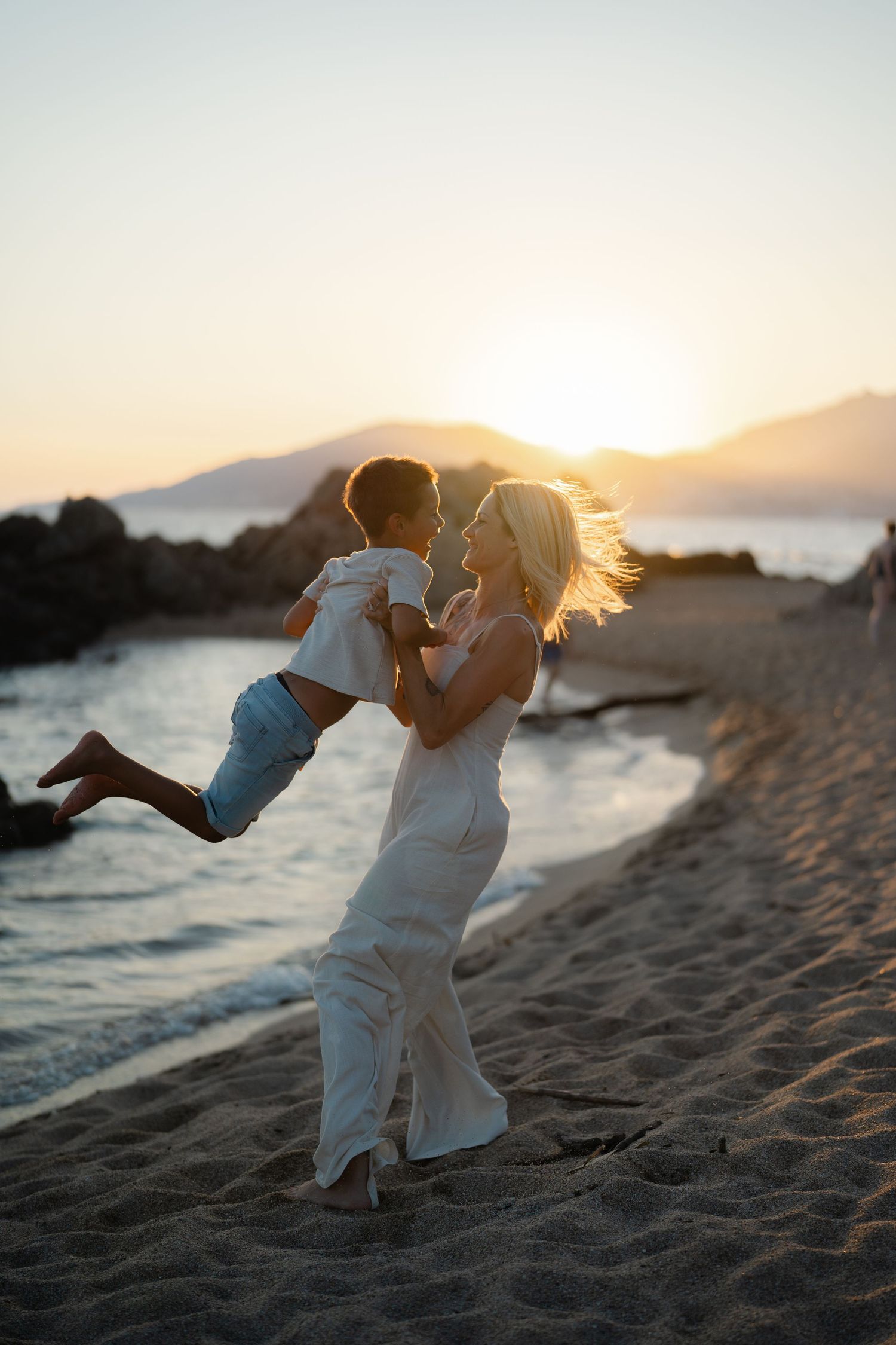 Une chouette séance famille avec de la complicité au coucher du soleil.