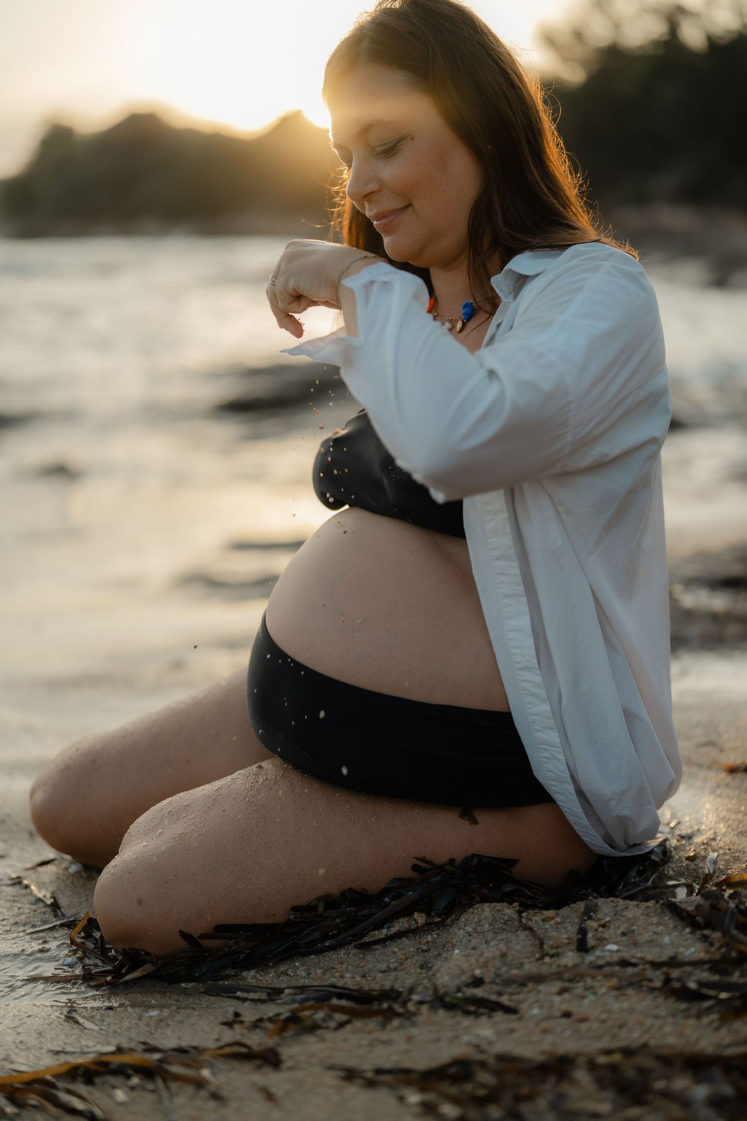 Une séance photo maternité à la plage.