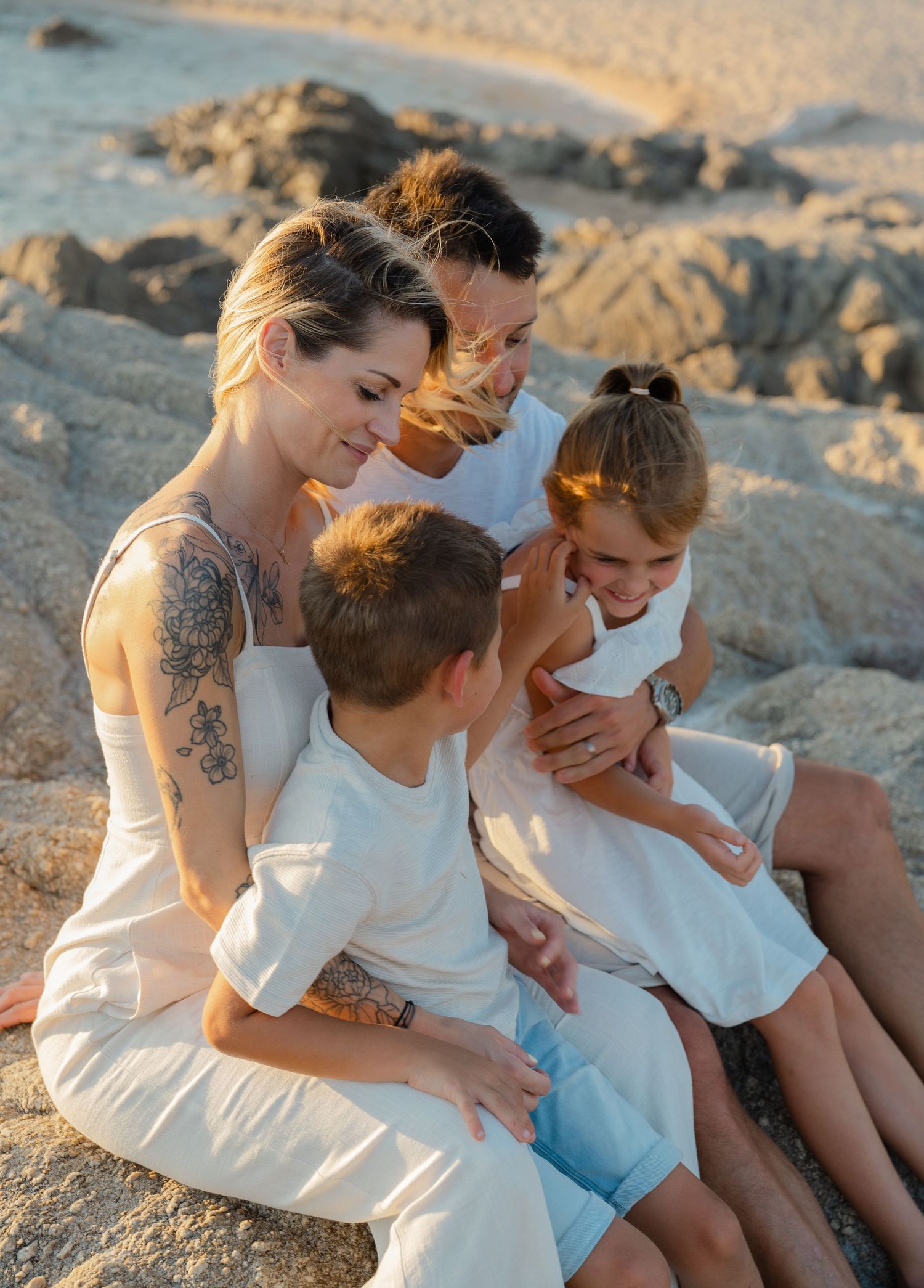 Une chouette séance famille avec de la complicité au coucher du soleil.