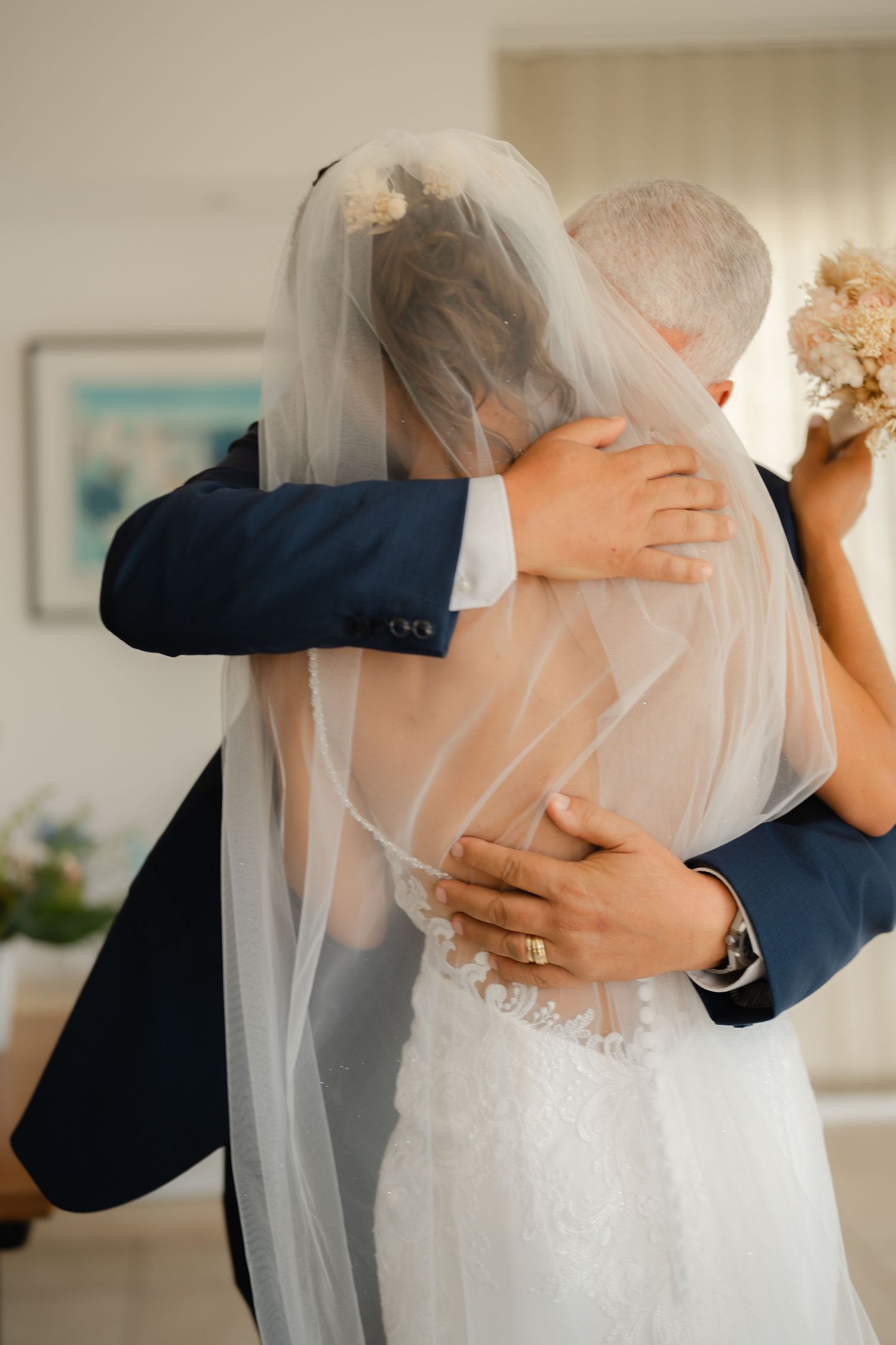Un moment fort entre une maman et sa fille lors de son mariage à Ajaccio durant les préparatifs.