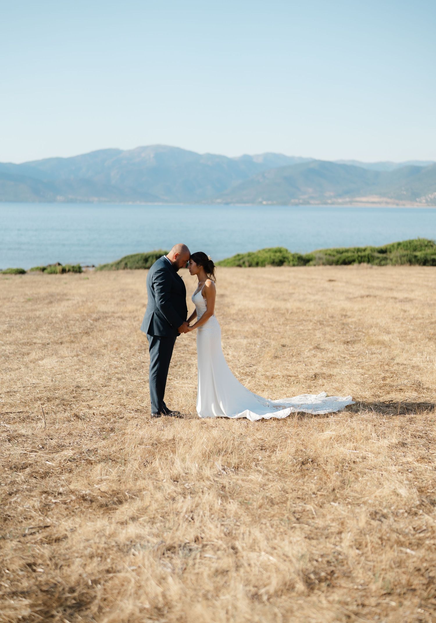 Un couple au bord de la mer.
