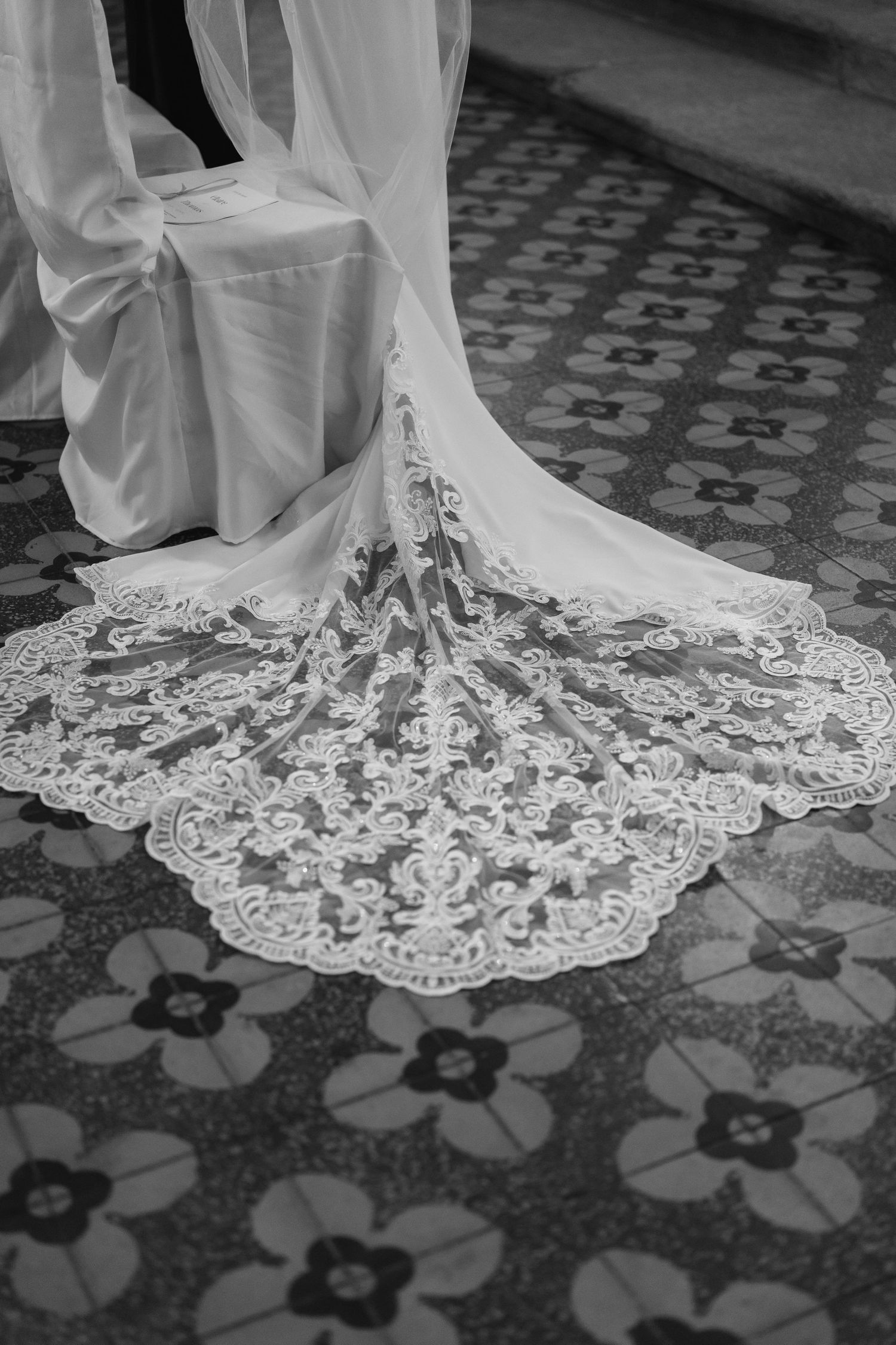 Les détails d'une belle traine de mariée en Corse.