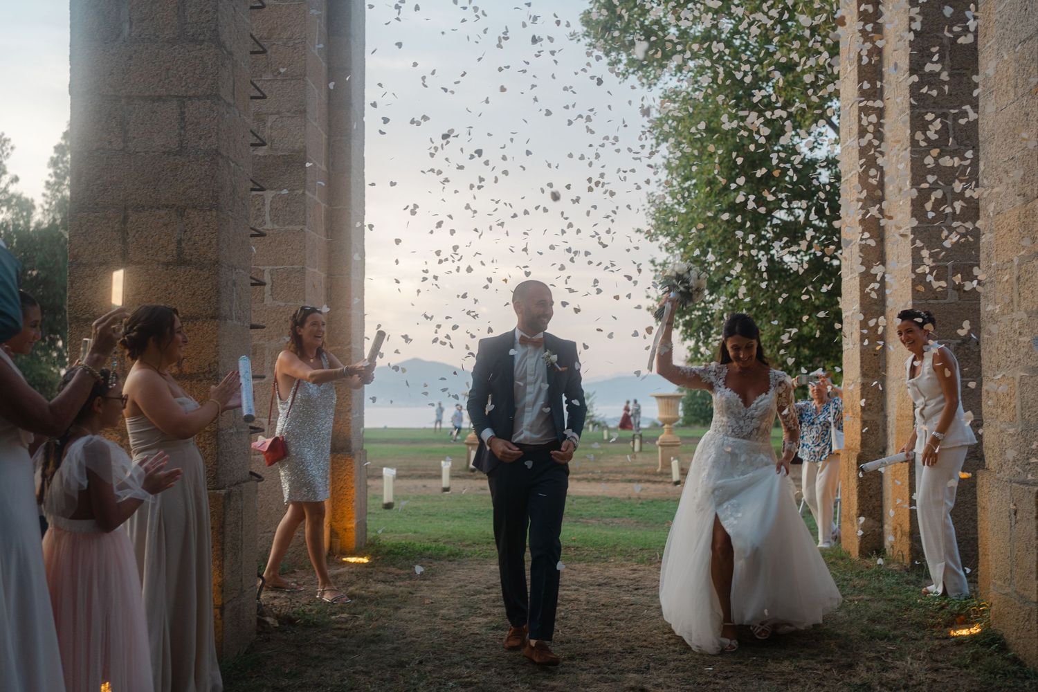 Des confettis et de la joie pour l'arrivée des mariés.
