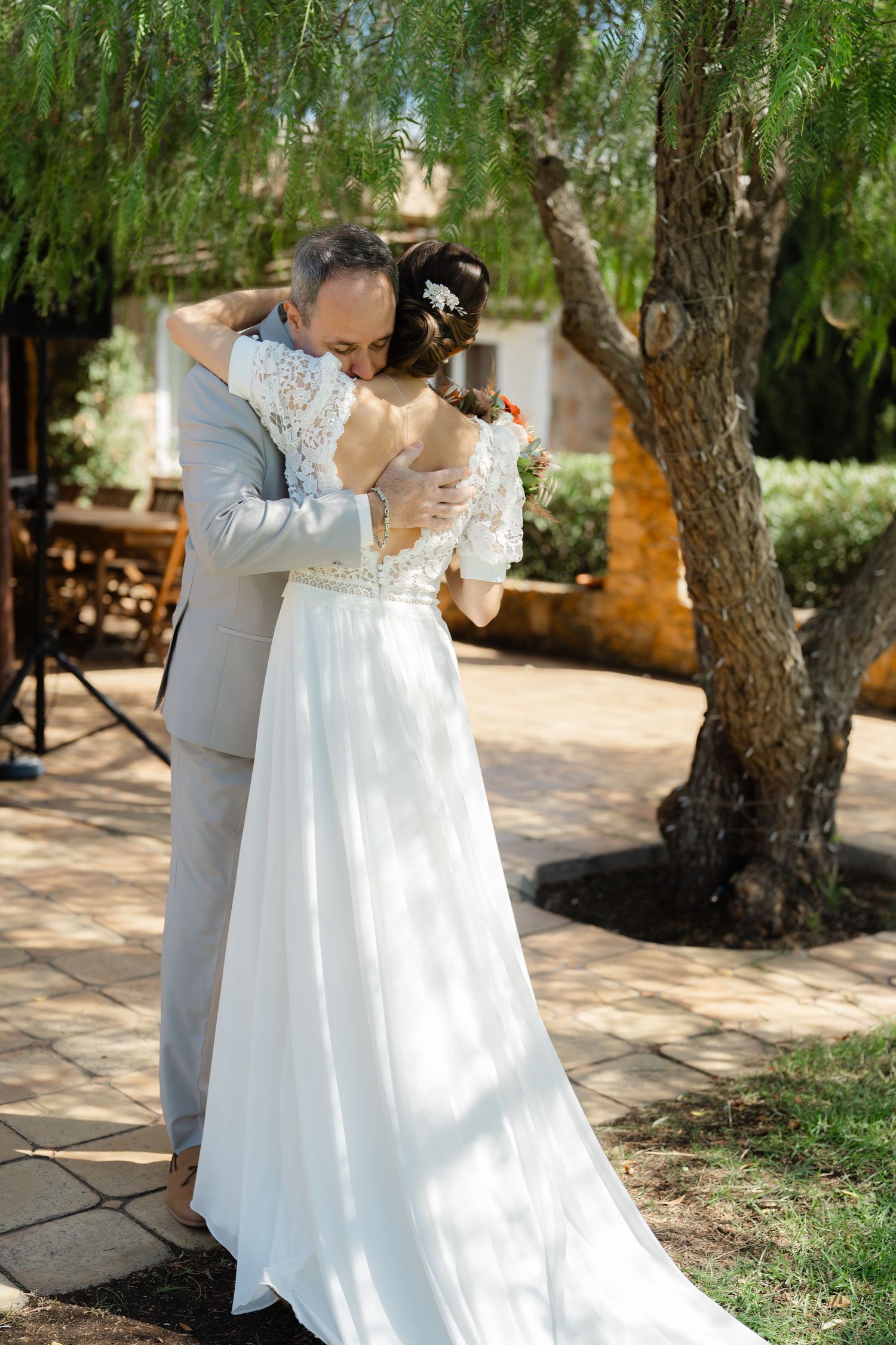 Un moment intime, une rencontre, une étreinte entre un papa et sa fille lorsqu'il la découvre en robe de mariée.