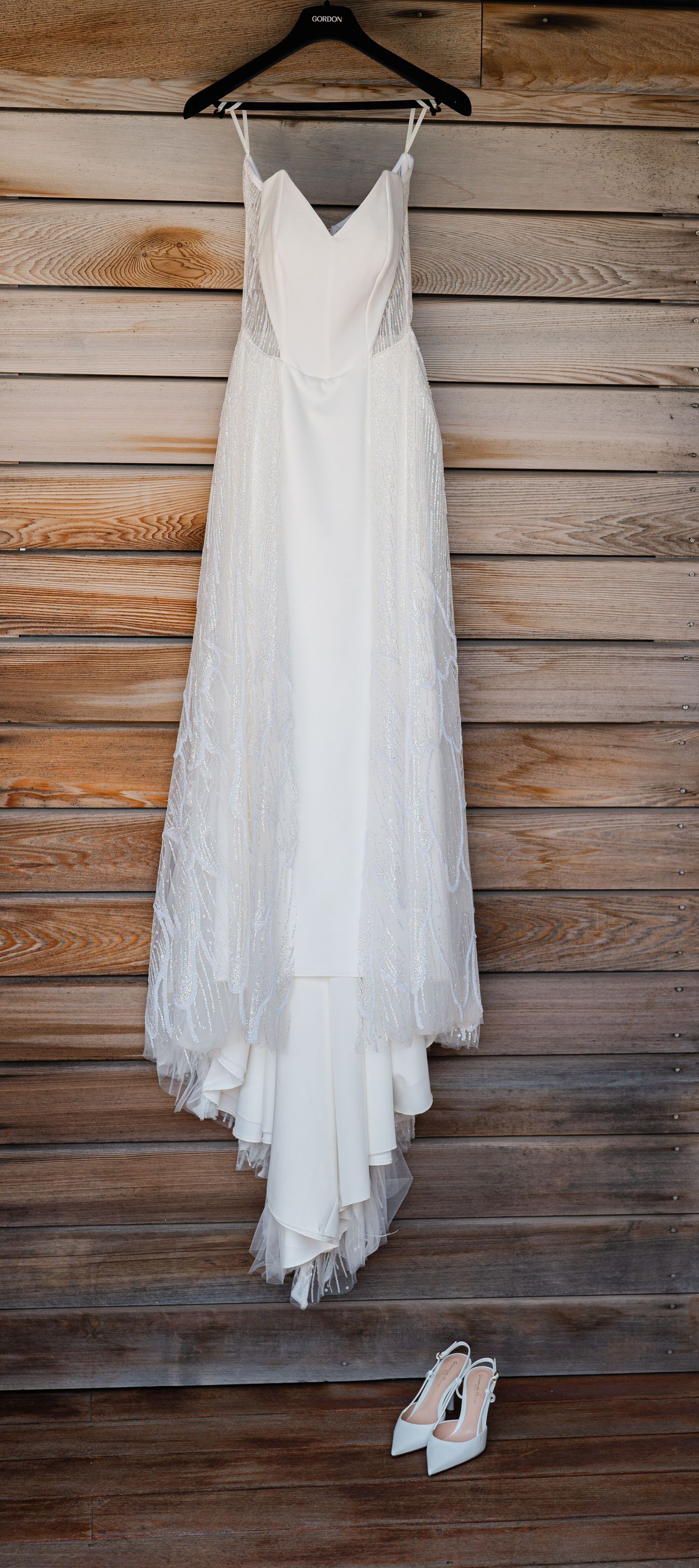 Une belle robe blanche.