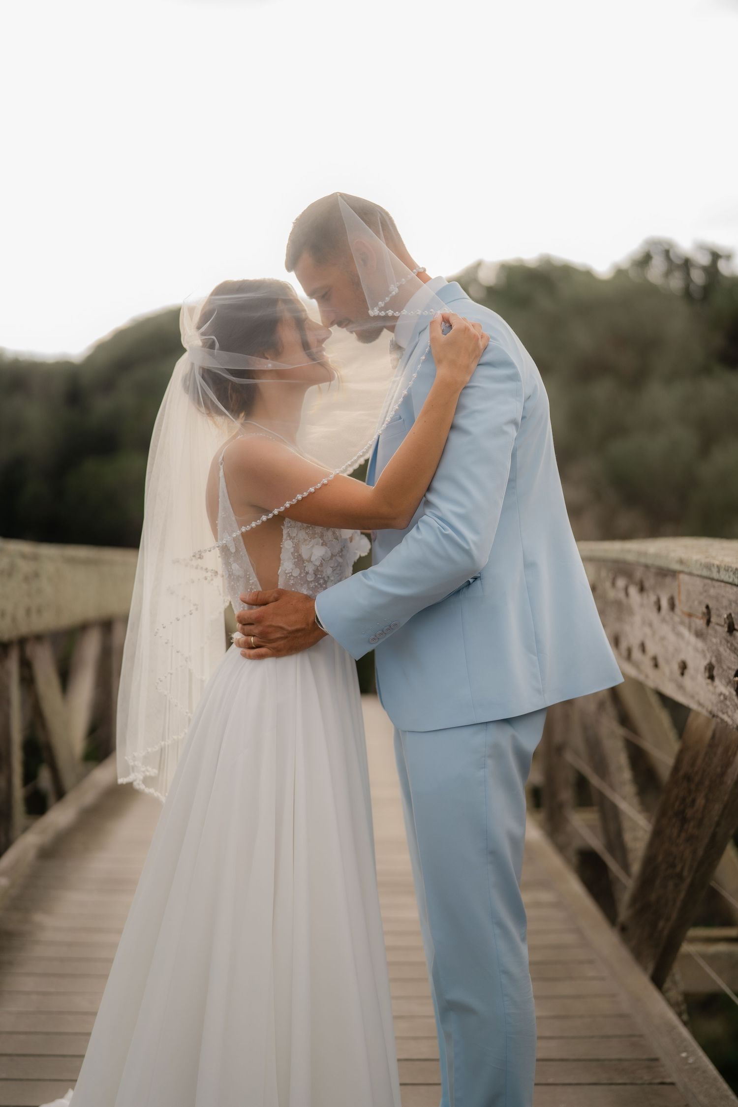 Un couple s'embrasse durant le Sunset sur le golf de Sperone.