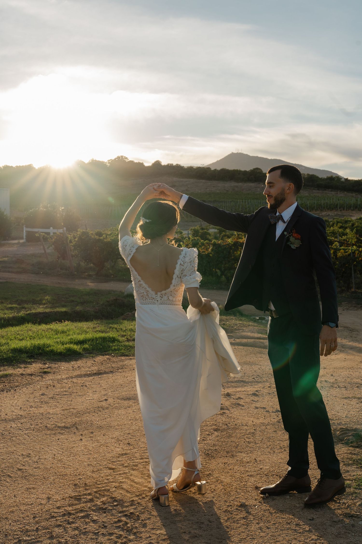 Mes jolis mariés au coeur des vignes au soleil couchant.