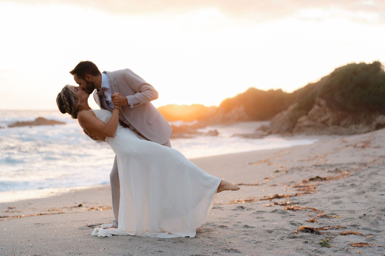 Mary et Thibaut durant un magnifique coucher de soleil lors de leur séance couple sur une plage sauvage.