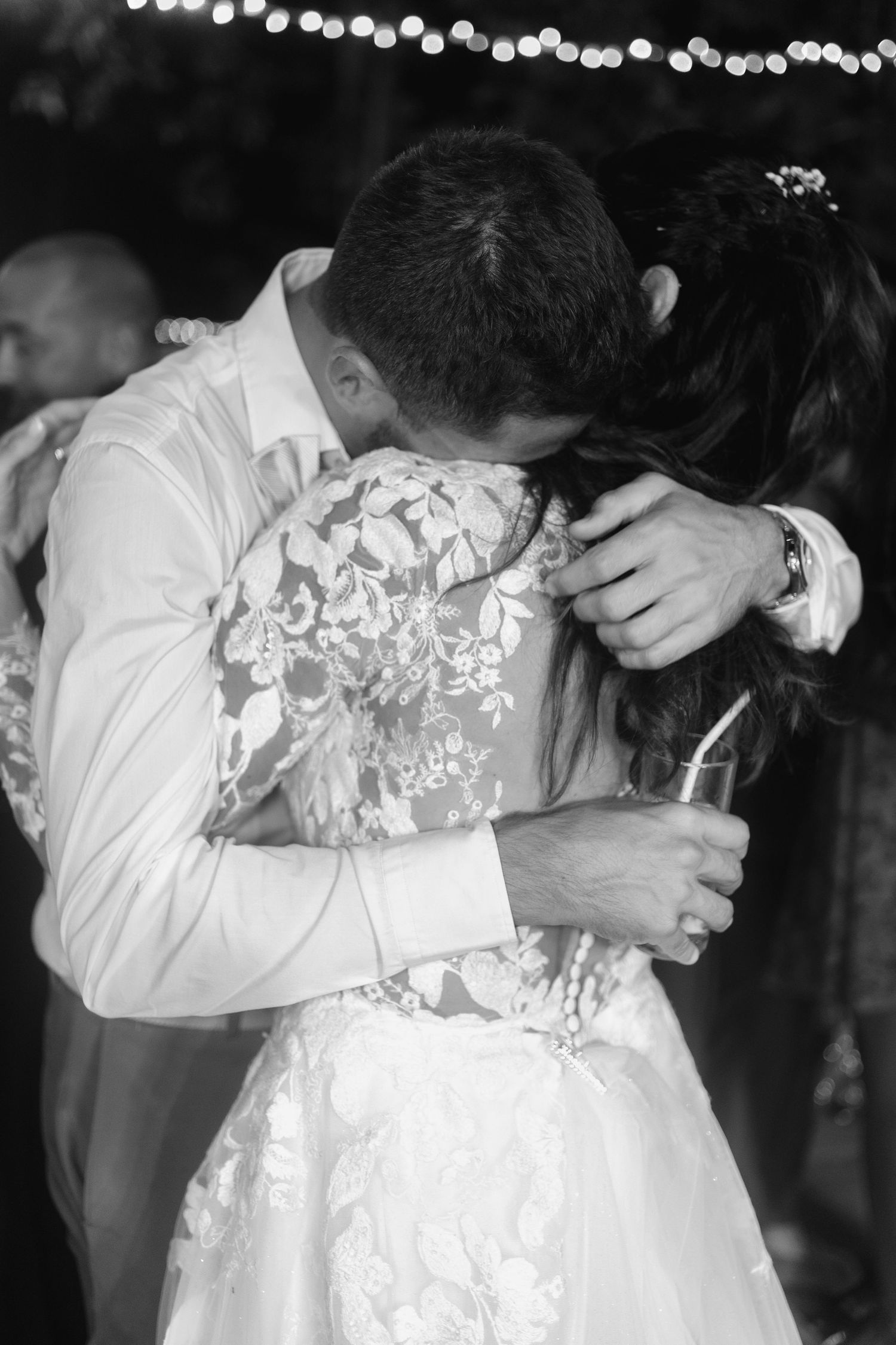 Un slow intime entre la mariée et son frère, beaucoup d'émotion.