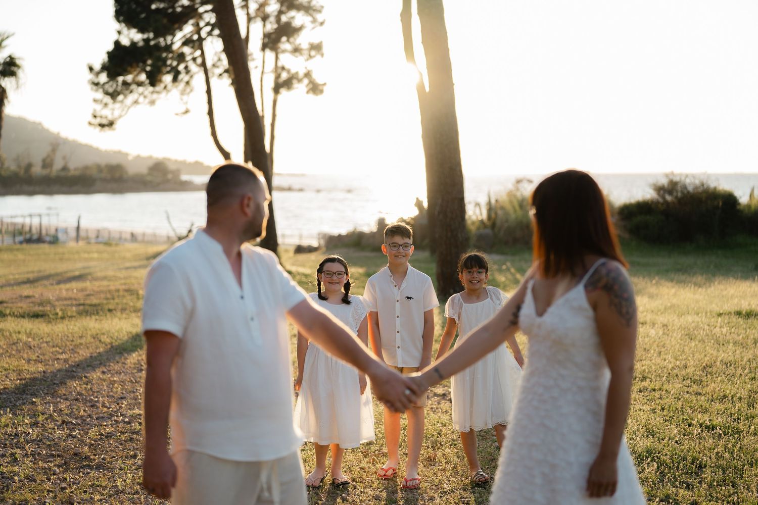 Une chouette séance famille avec de la complicité au coucher du soleil.