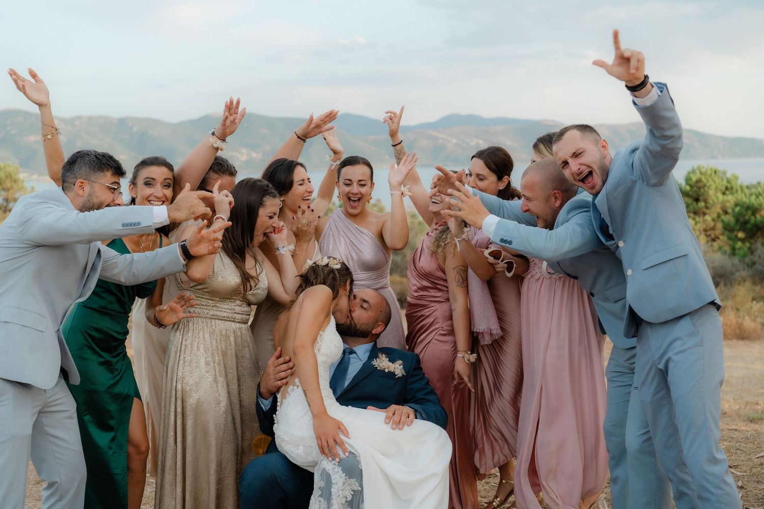 Des amis et du rire durant les photos de groupes à Ajaccio.
